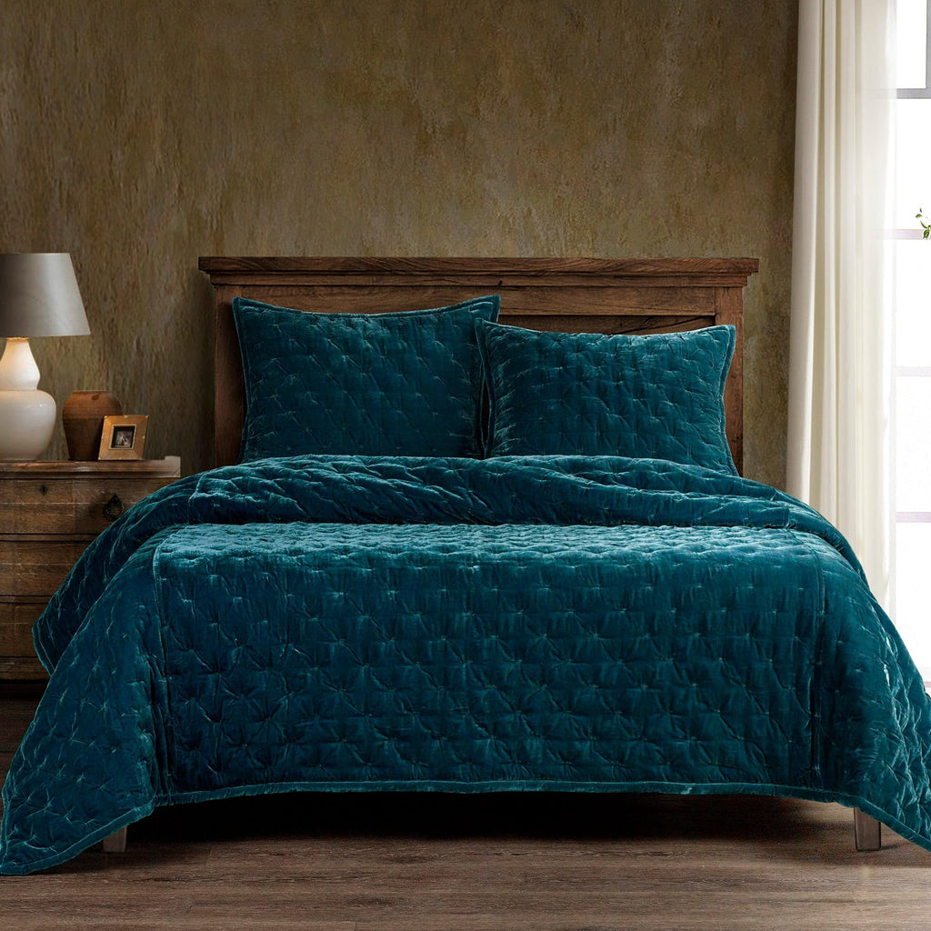 HiEnd Accents Stella Faux Silk Velvet Quilt, King Size, Teal Solid Color, Romantic Modern Western Traditional Style Luxury Beddi