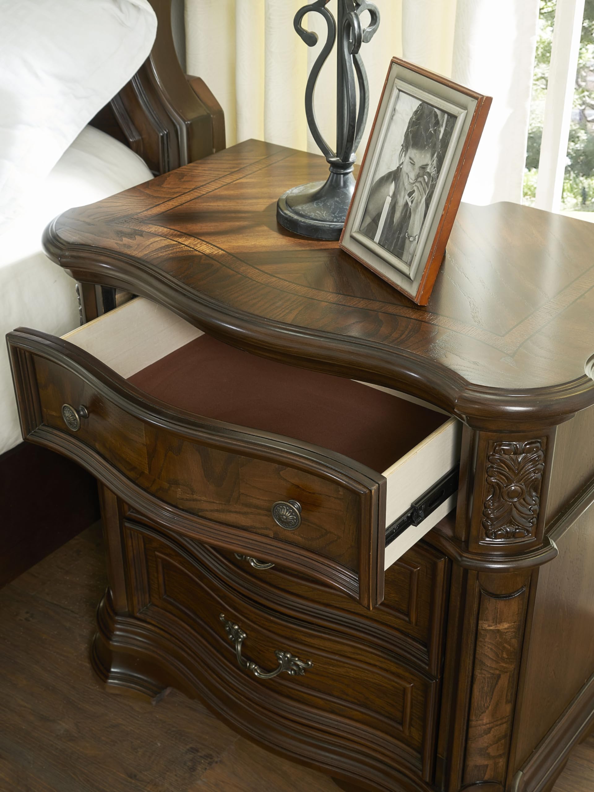 Steve Silver Royale USB and Pwr Outlet Nightstand, 30" L x 18.75" W x 29.5" H, Traditional Brown Cherry