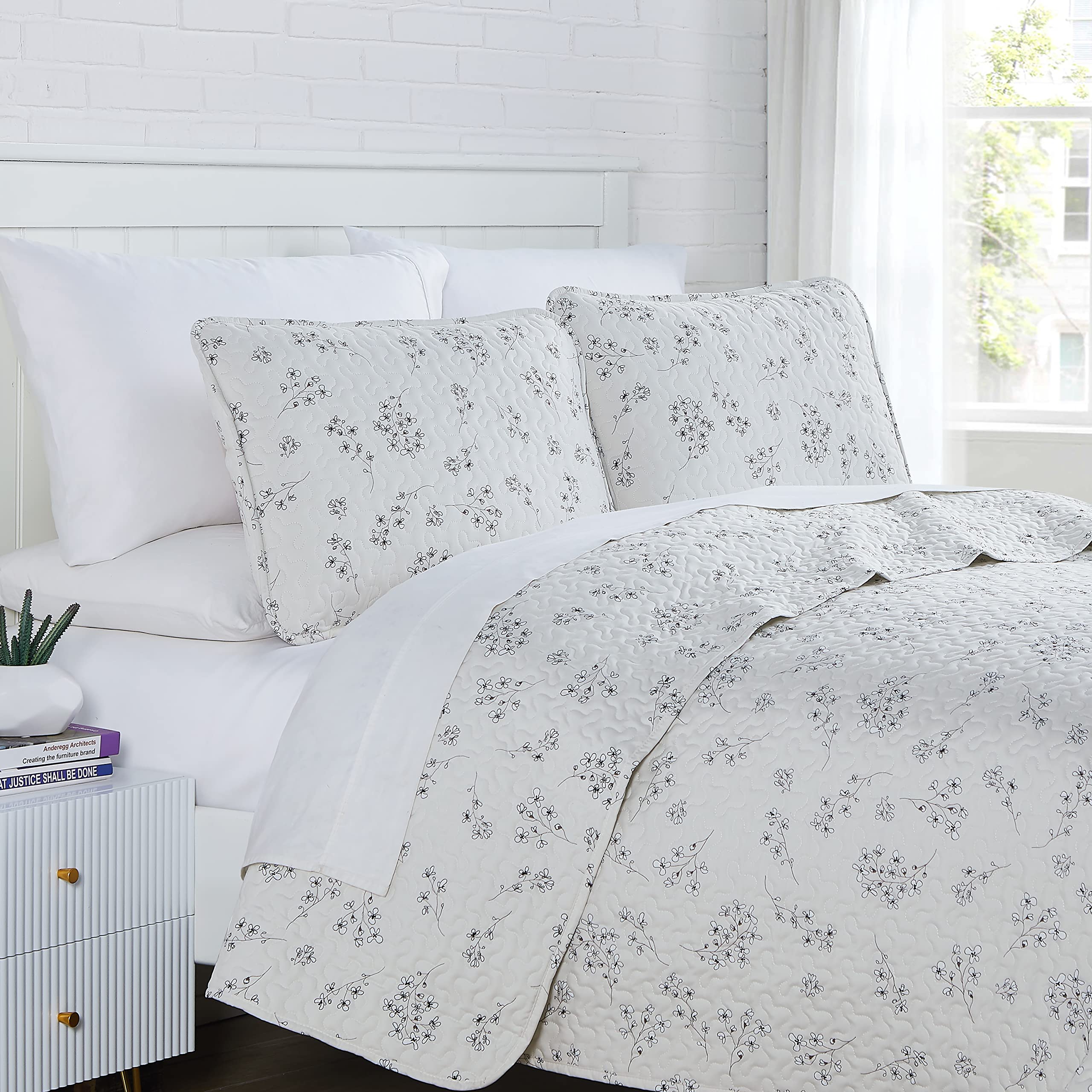 Southshore Fine Living, Inc. Oversized King Quilt Bedding Set, 3-Piece, King Size Grey Quilt With 2 Shams, Sweet Flowers Floral