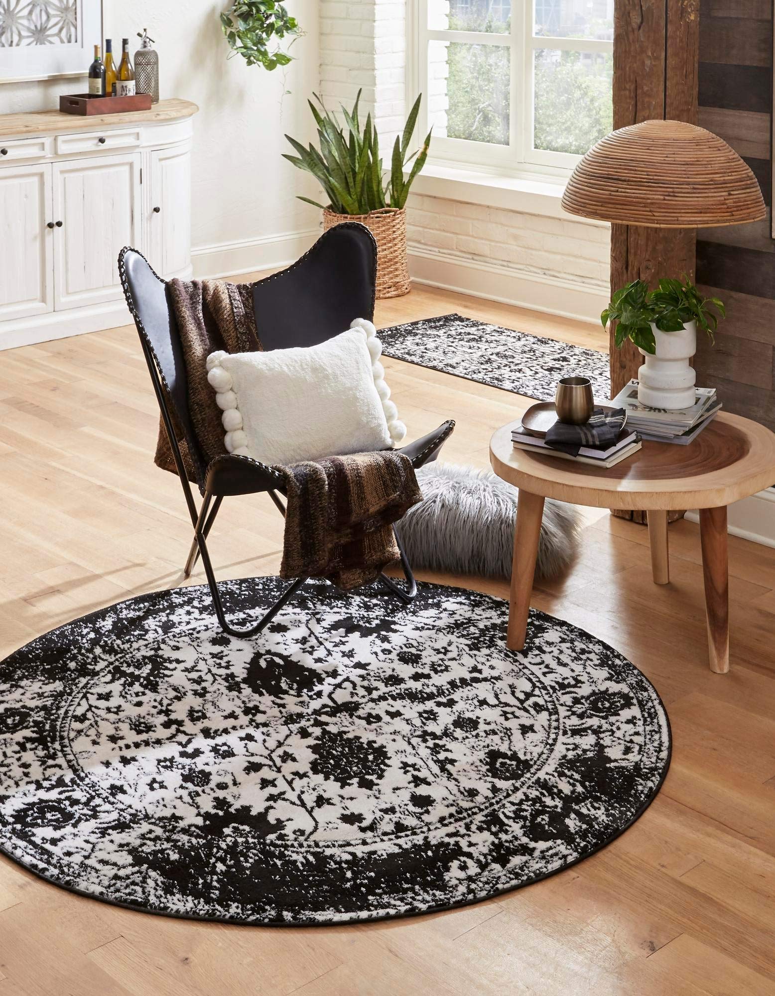 Rugs.com Oregon Collection Rug - 5 Ft Round Black and White Low-Pile Rug Perfect for Kitchens, Dining Rooms