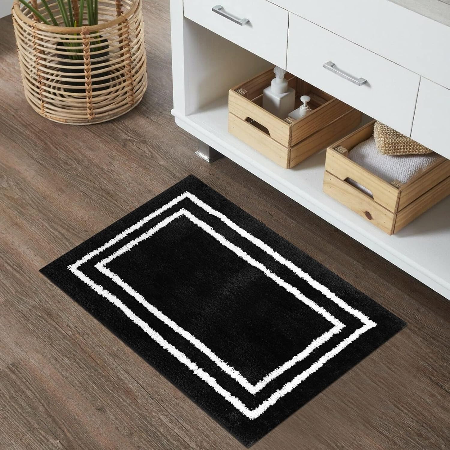 Uphome Black Bathroom Rugs, Shaggy Soft Microfiber Small Bath Mat, Absorbent Non Slip Machine Washable Bath Rugs for Bathroom, M