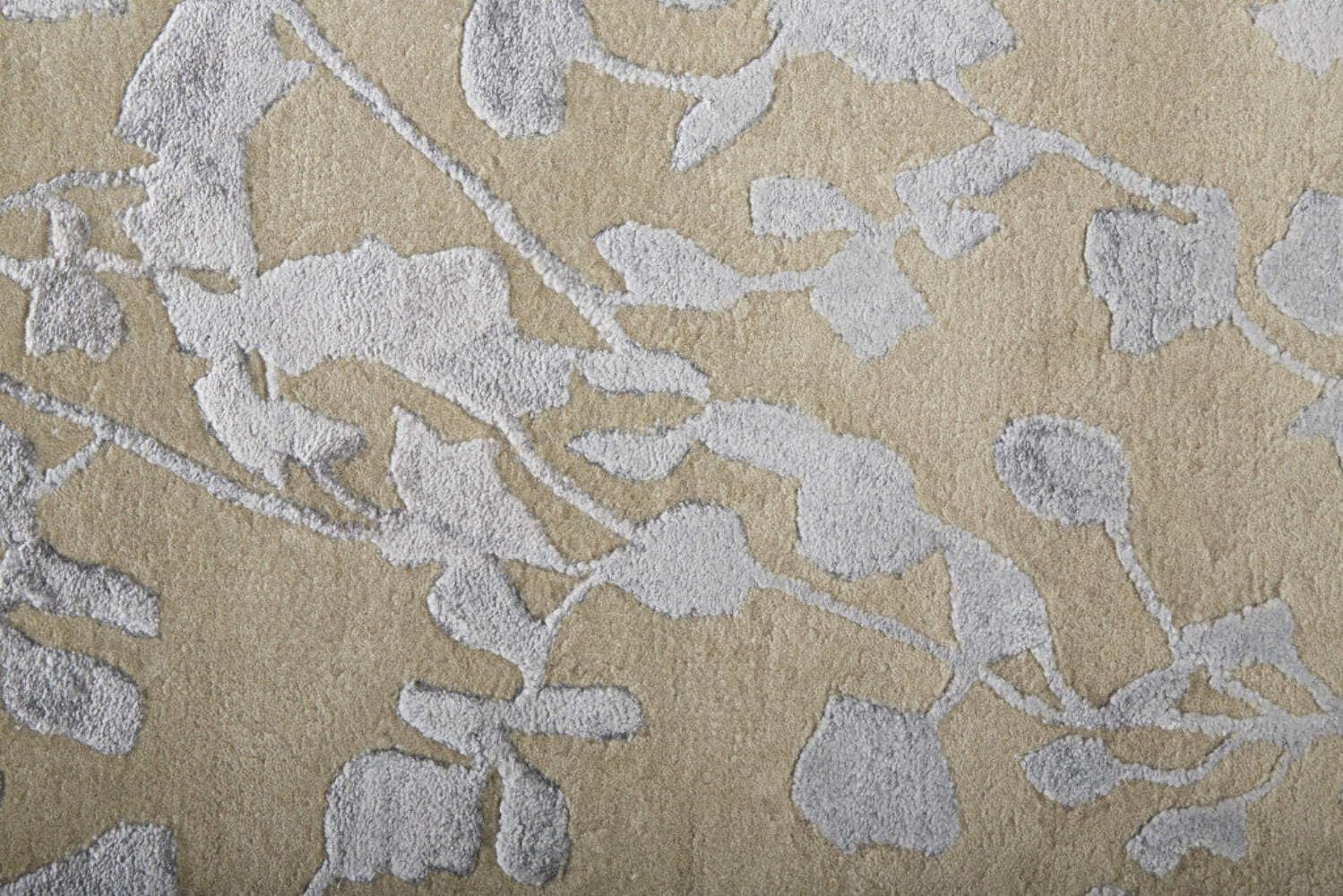 HomeRoots 512552 8 x 10 ft. Tan Silver & Gray Wool Floral Hand Tufted Handmade Rectangle Area Rug