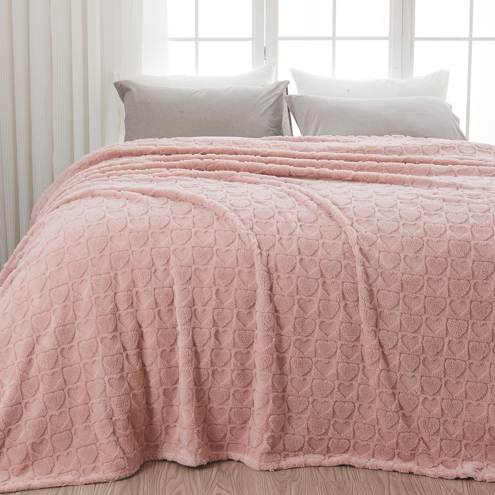 Newcosplay Super Soft Queen Blanket Dusty Pink Love Premium Silky Flannel Fleece 3D Heart Checkered Lightweight Bed Blanket All
