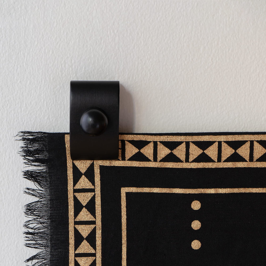 MOCTUS 4 Quilt Hangers - Black Wooden Rug Hangers for Wall Display, Perfect for Blankets & Tapestries, Includes 4 Clips & Hardware