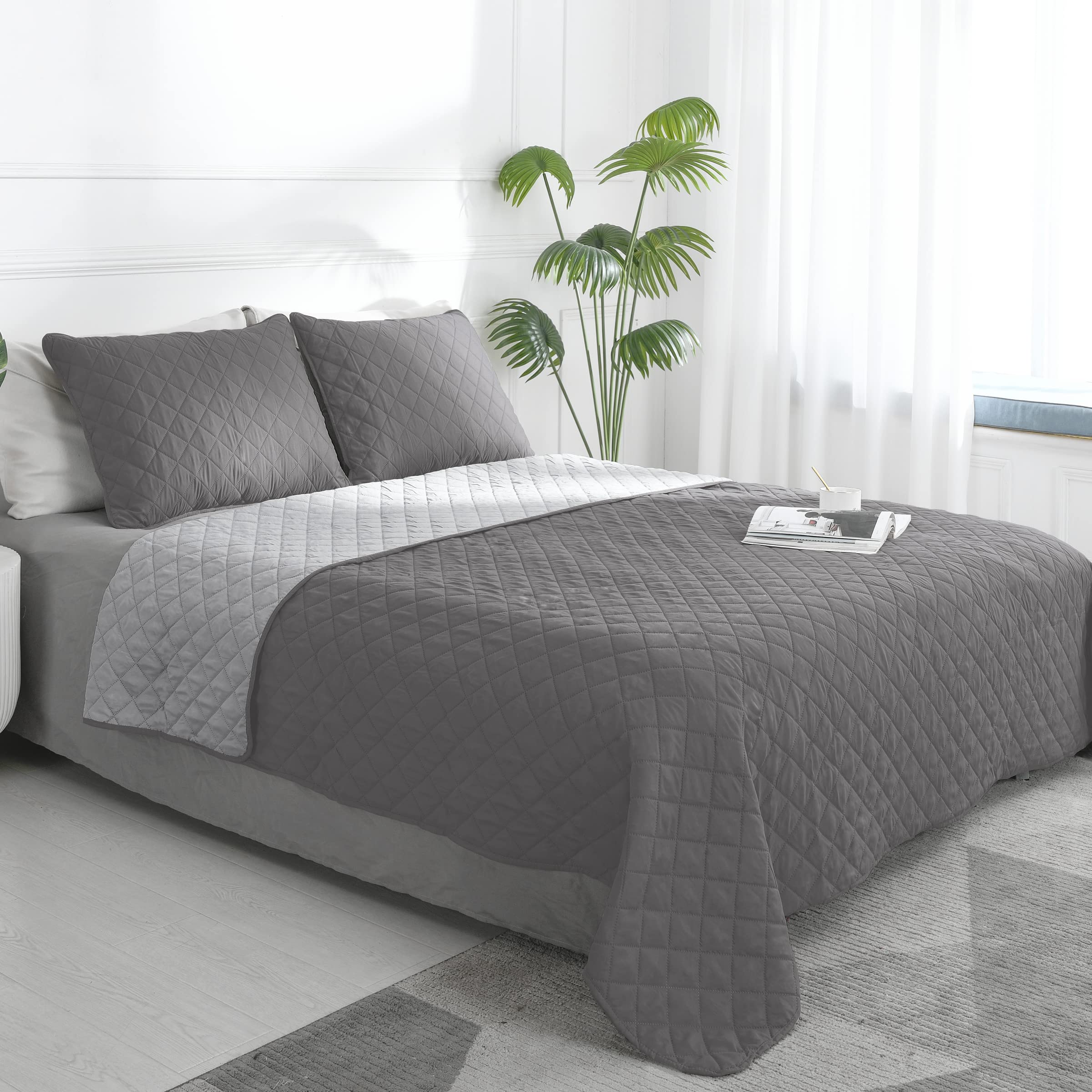 Easy-Going California King Size Reversible Quilt Set With 1 Quilt And 2 Pillow Shams, Soft Bed Quilt Cover, Water Resistant Lightweight Microfiber Bedspread, Stain Resistant, Gray/Light Gray