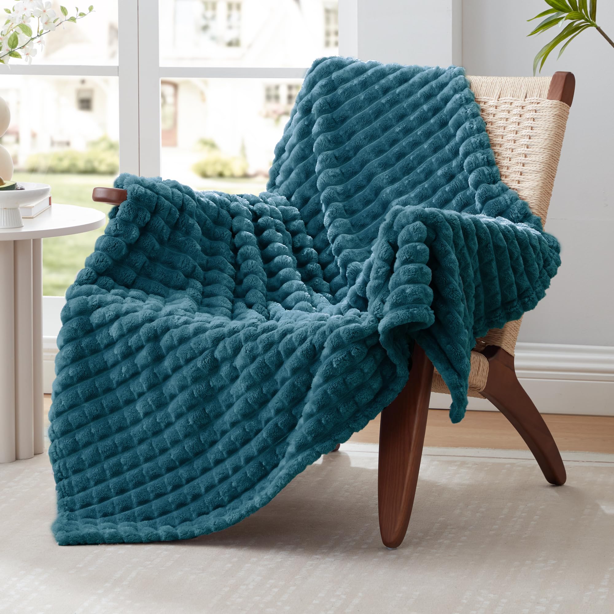 Exq Home Fleece Throw Blanket For Couch Or Bed - 3D Grid Jacquard Decorative Blankets - Cozy Soft Lightweight Fuzzy Flannel Blan