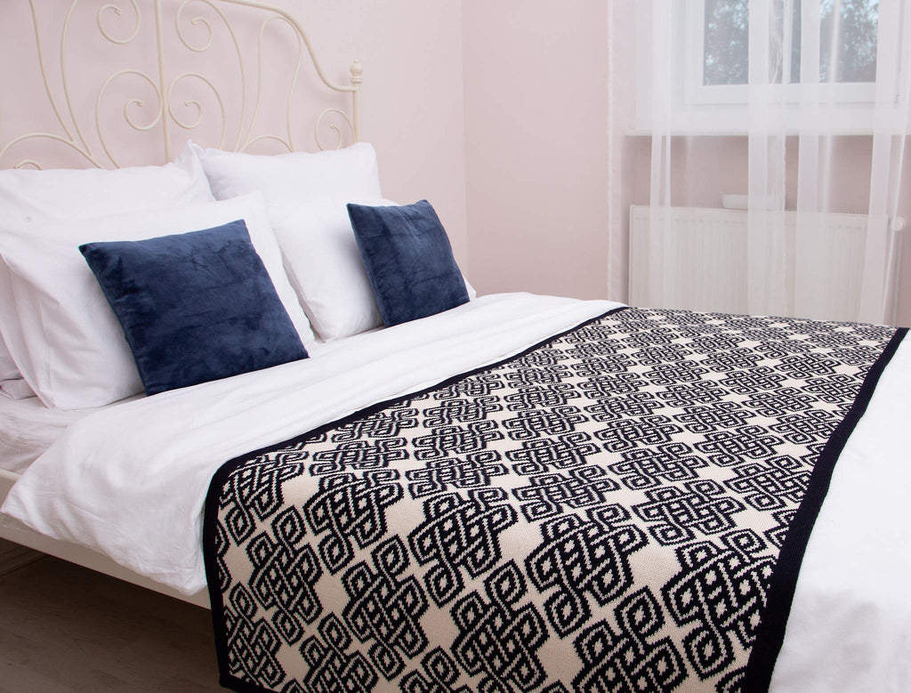 Saol Knitwear Bed Scarf Runner Made Of Soft Blend (Navy, King Bed)