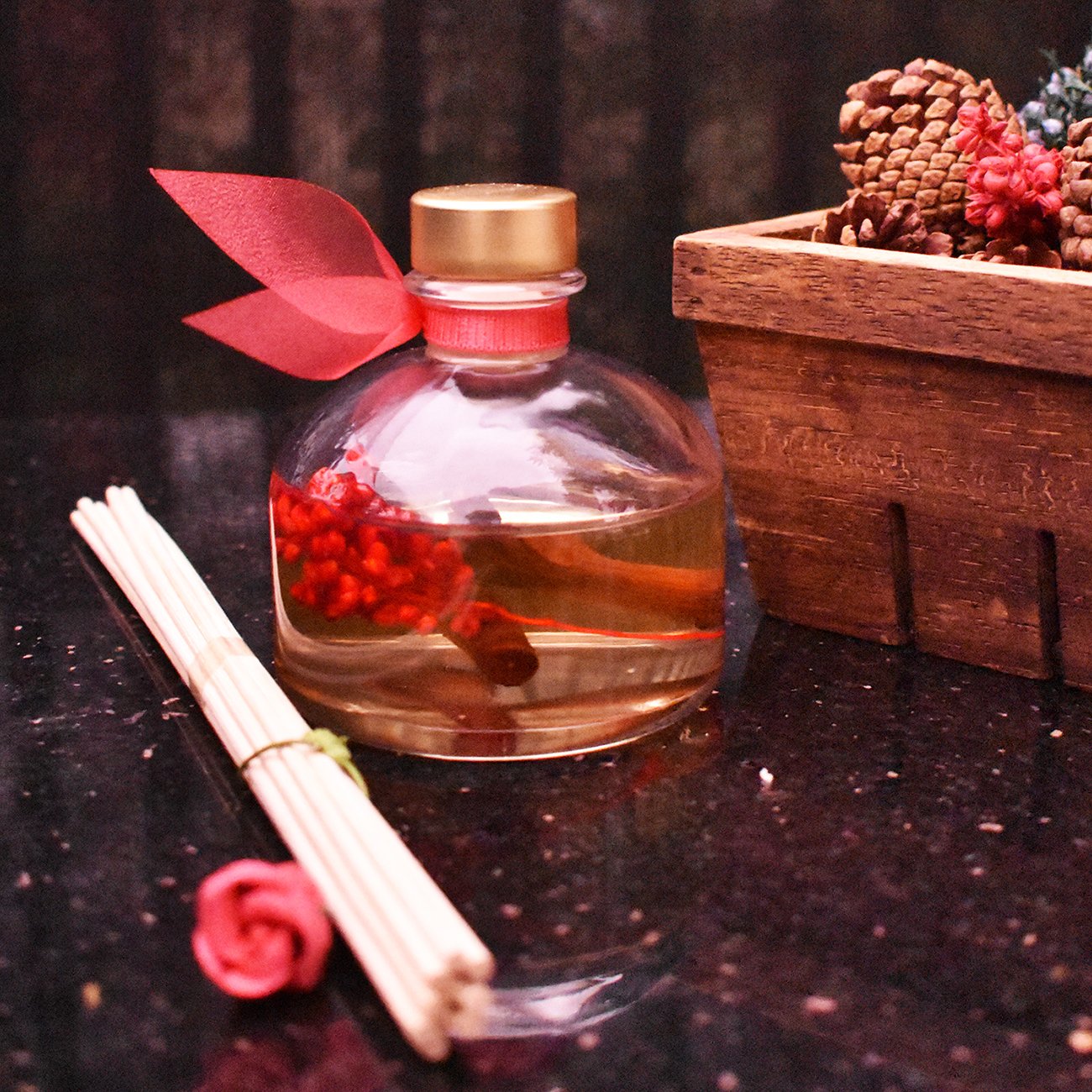 Lovspa Holiday Spiced Red Currant & Woods Reed Diffuser Set - Red Currants, Pine, Cranberries, Cedar Wood & Juniper - Perfect Se