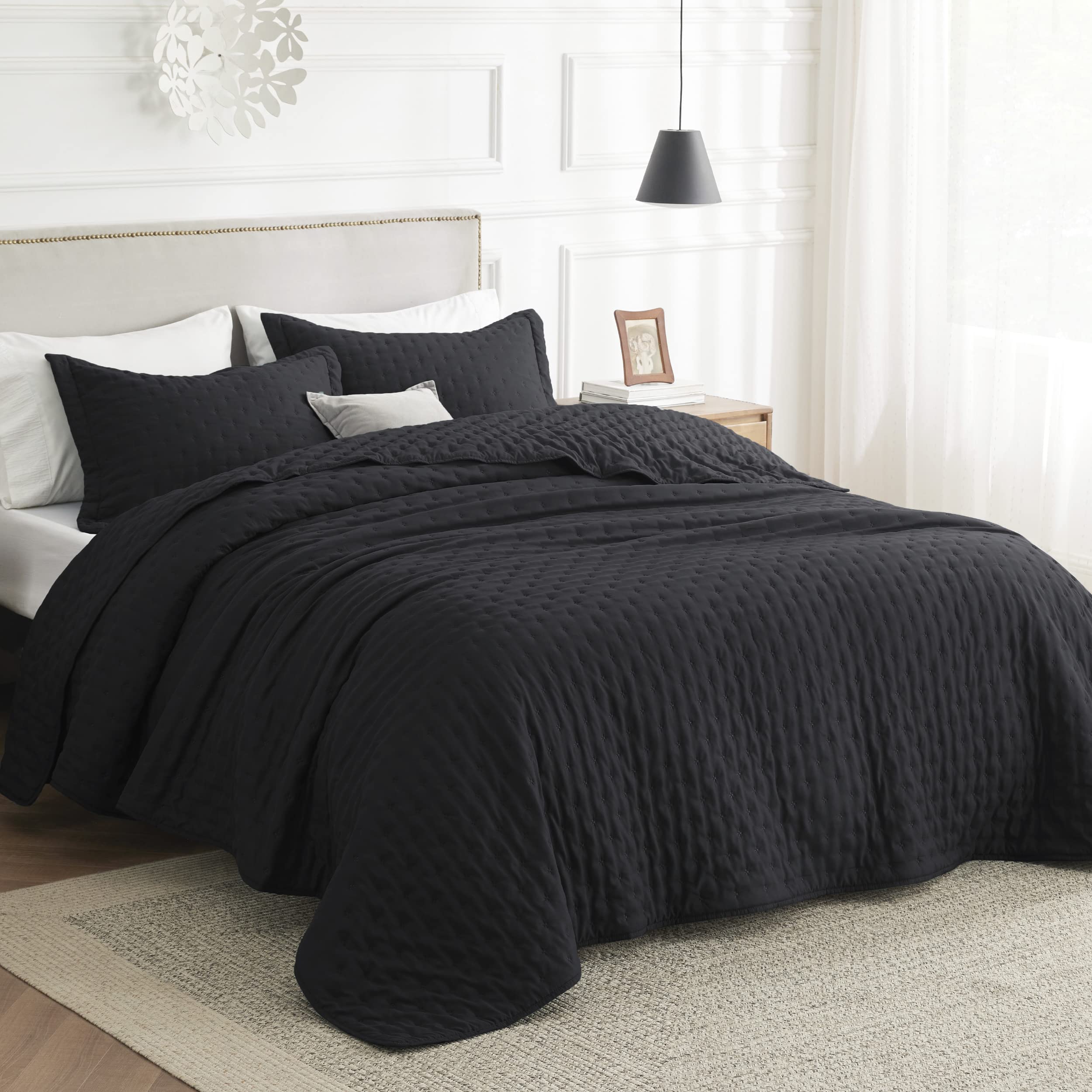 Bedsure King Size Quilt Set, Soft Ultrasonic King Quilt Bedding Set, Clover King Bedspread, Lightweight Bedding Coverlet For All Seasons (Includes 1 Black Quilt, 2 Pillow Shams)