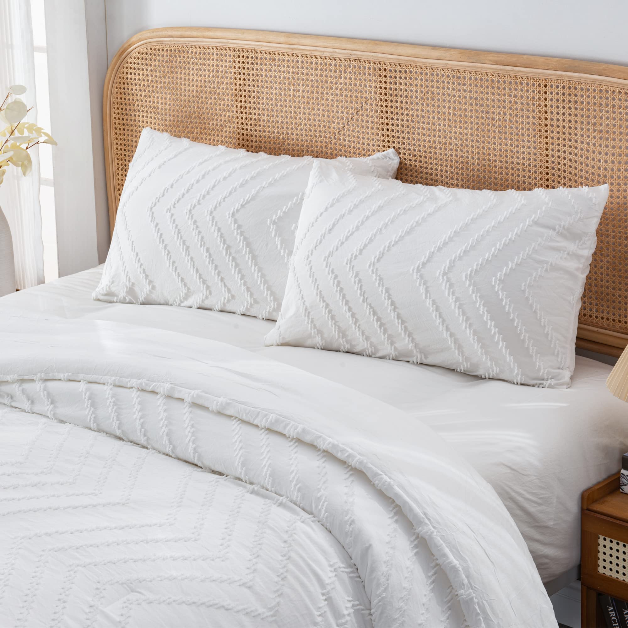 Litanika White Queen Size Comforter Sets, 3 Pieces Lightweight Chevron Tufted Bedding Comforter Set, Fluffy Down Alternative Com