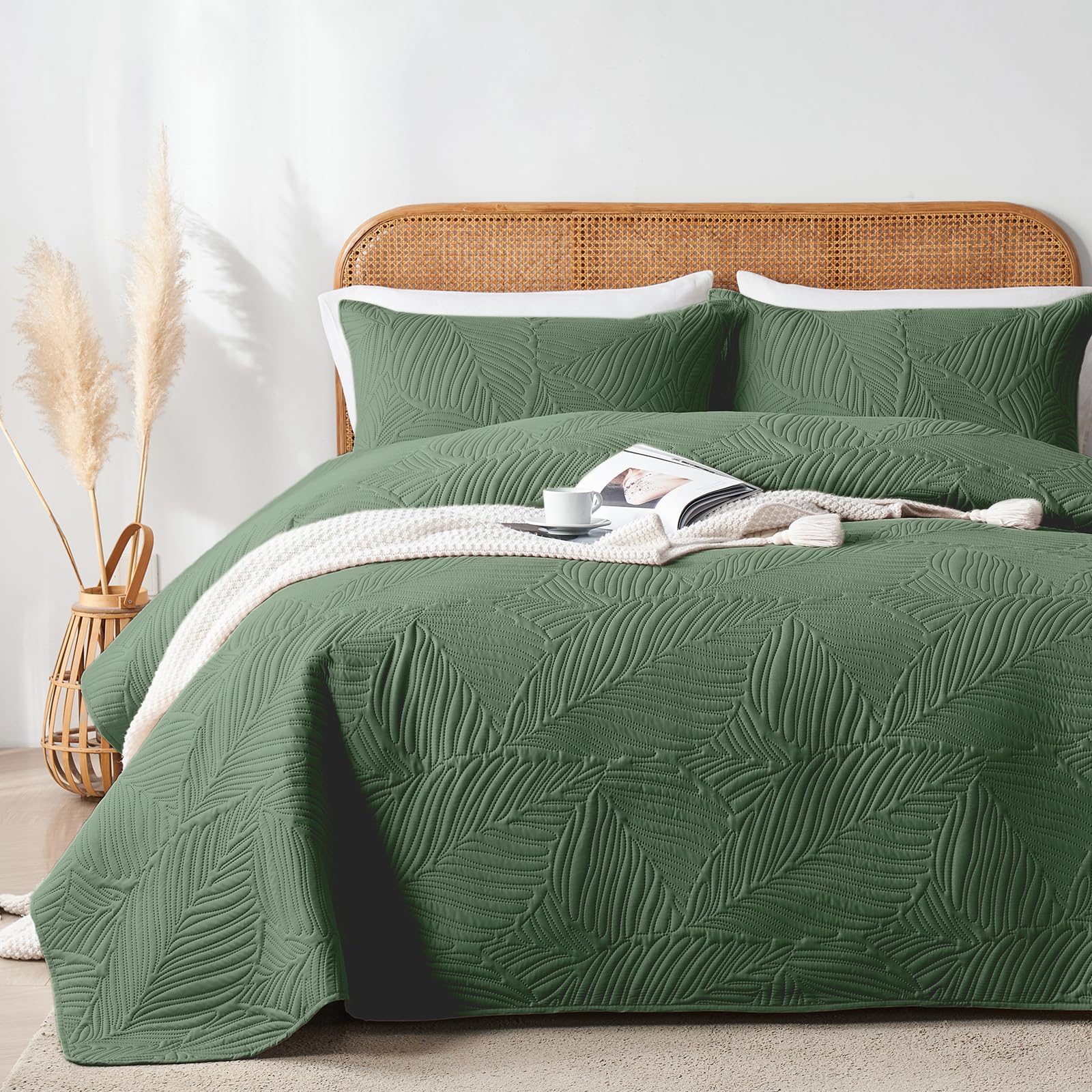 Oarage King Quilt Bedding Set Lightweight Soft Olive Green Bedspread Coverlet With Leaf Pattern,Ultrasonic Microfiber Bed Cover