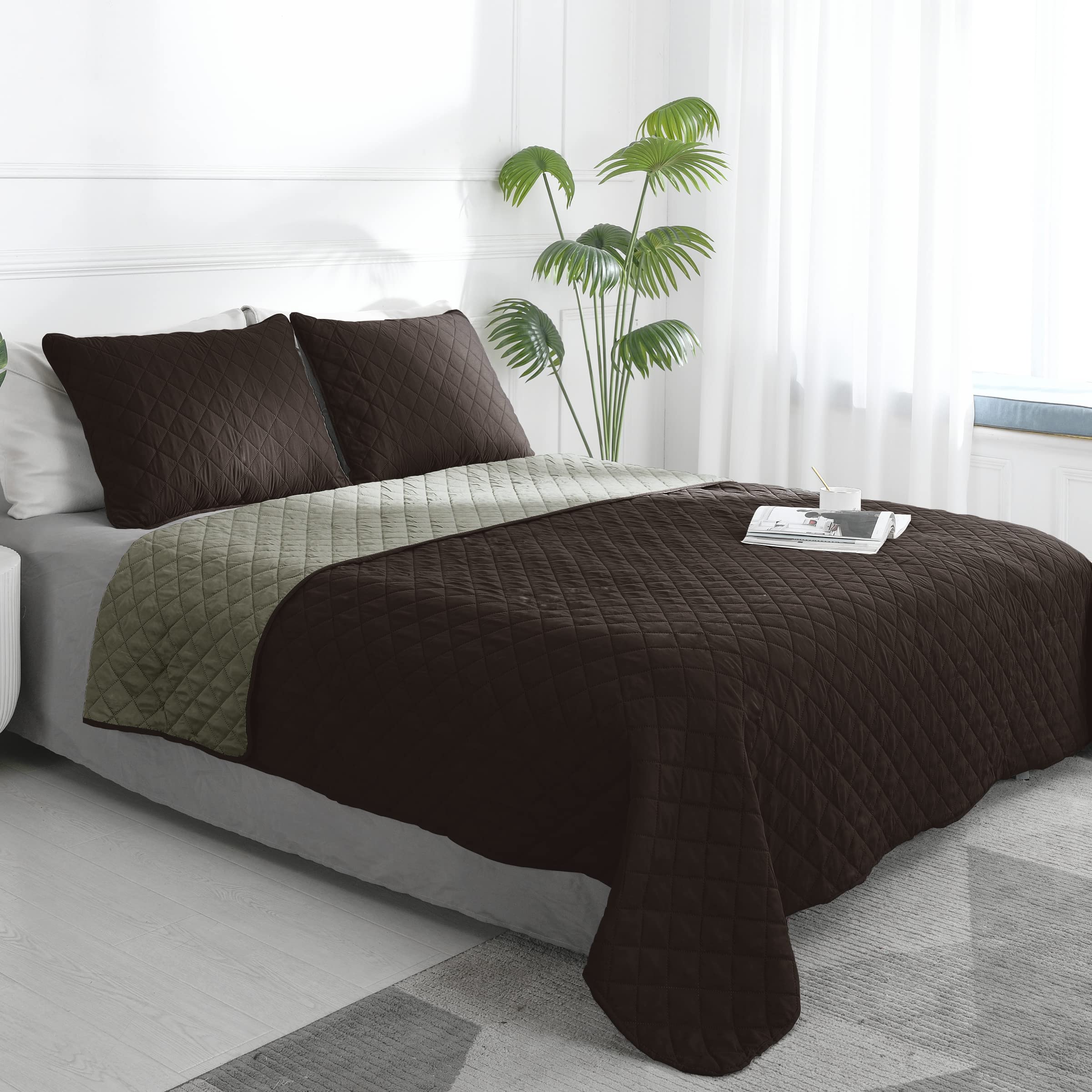Easy-Going Full/Queen Size Reversible Quilt Set With 1 Quilt And 2 Pillow Shams, Soft Bed Quilt Cover, Water Resistant Lightweight Microfiber Bedspread, Stain Resistant, Chocolate/Beige