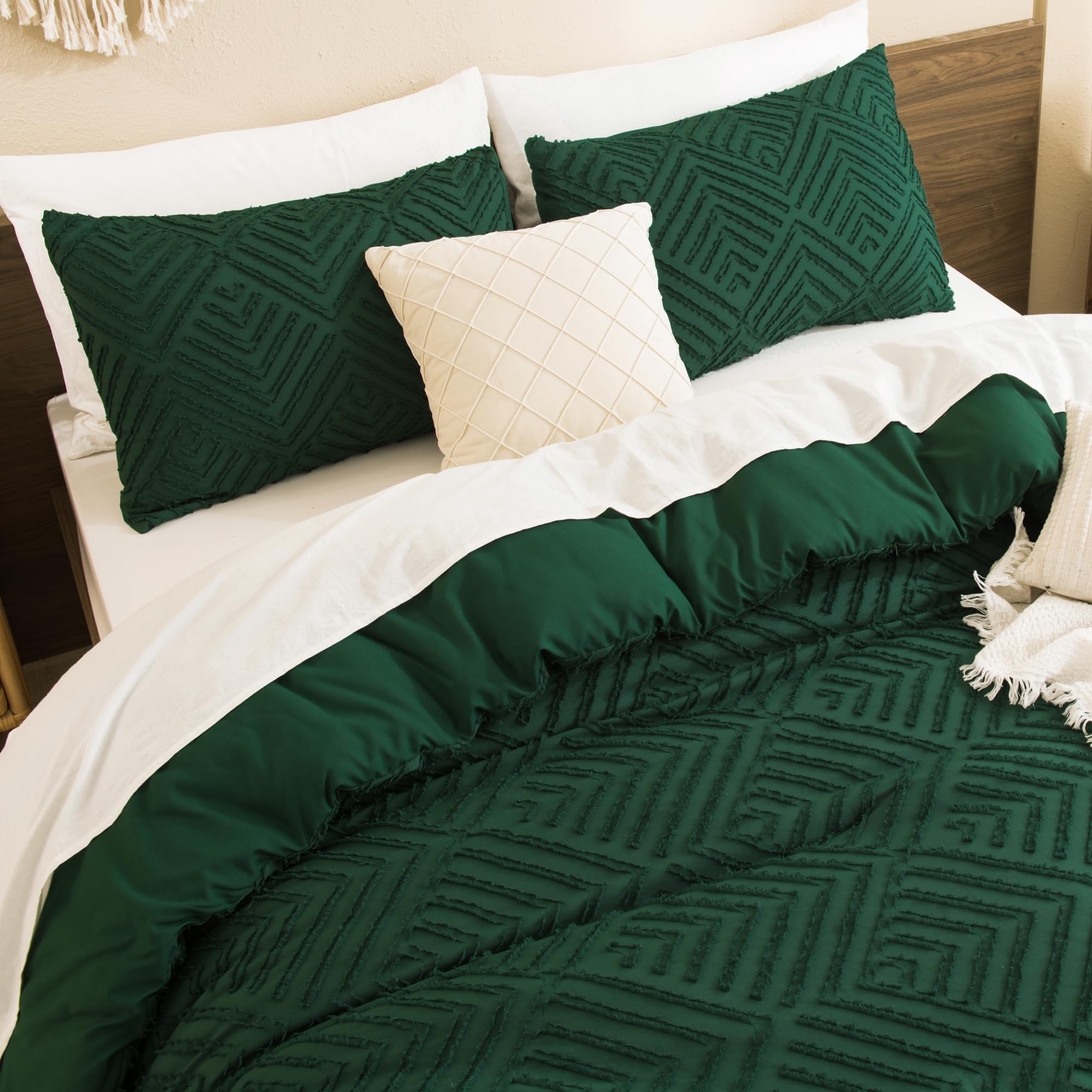 Andency Dark Emerald Green Boho Queen Comforter Set, Lightweight Fluffy Bedding Comforter Sets For Queen Bed, 3 Pieces Forest Green Tufted Bed Set For All Seasons (1 Comforter 90X90In, 2 Pillowcases)