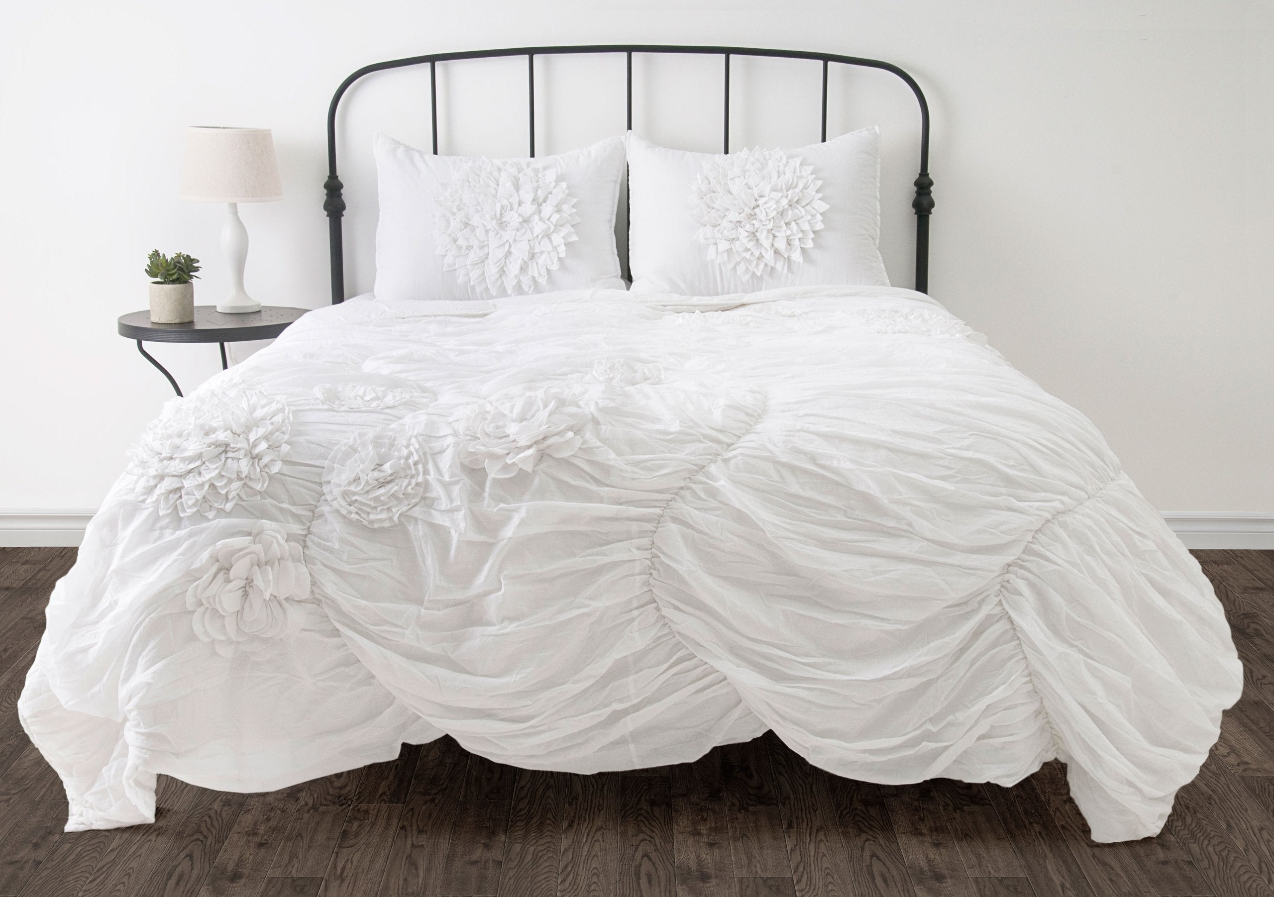 Rizzy Home | BT1058 | Polyester Quilt | 68&quot;x86&quot; White/Neutral/ Solid With Hand Applied Flowers