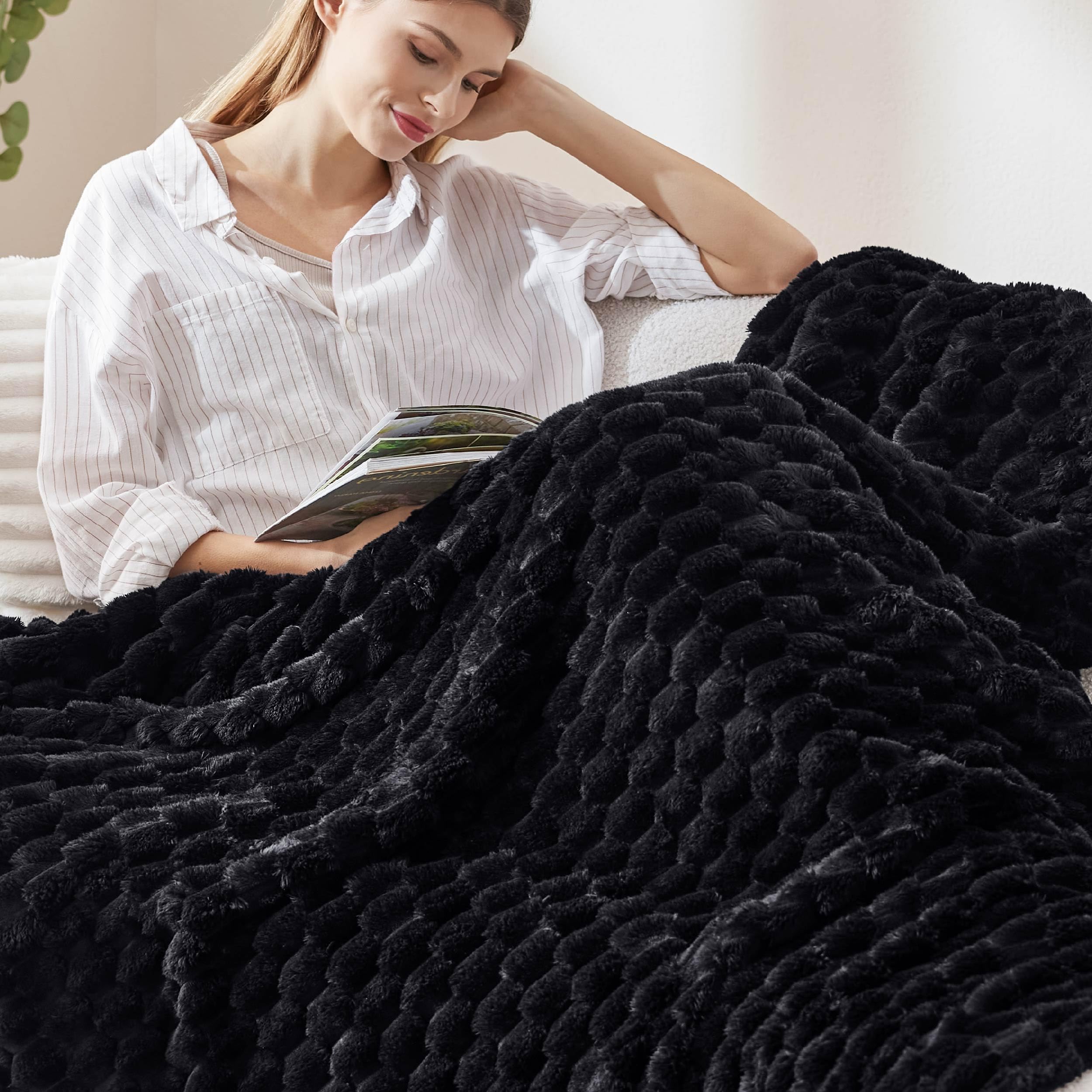 Bedsure Cozy Throw Blanket For Women - Soft Throw Blankets For Couch, Cute Small Fleece Gifts For Girls, Black, 50X60 Inches