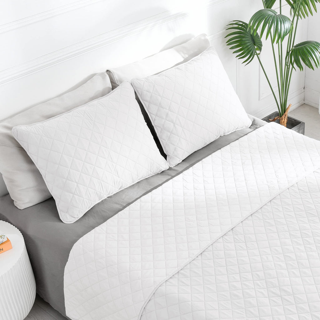 Easy-Going King Size Reversible Quilt Set With 1 Quilt And 2 Pillow Shams, Soft Bed Quilt Cover, Water Resistant Lightweight Microfiber Bedspread, Stain Resistant, White/White