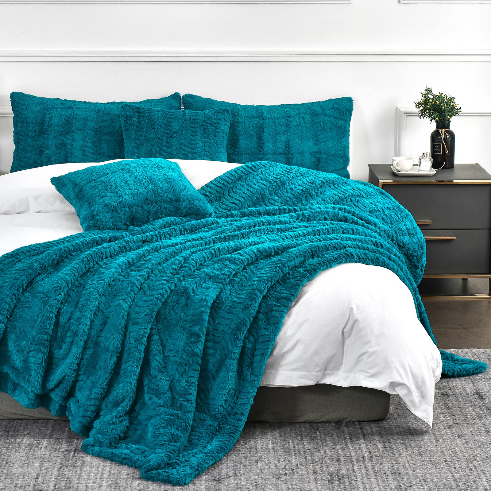 Yusoki Luxury Faux Fur Twin Xl Blanket(63 'X90 ',Without Pillows),Turquoise Soft Fuzzy Fluffy Cozy Blanket Aqua Plush Furry Co