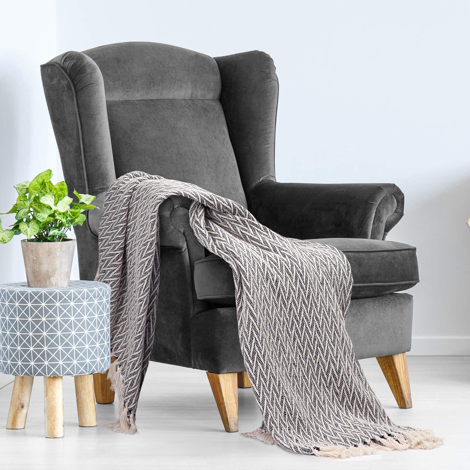 Americanflat 50X60 Throw Blanket - Soft And Breathable Cotton Throw Blanket For Couch, Bed, Chair - Decorative Blankets Perfect For Home, Office, Or Outdoor Use - Black And Cream Chevron Design