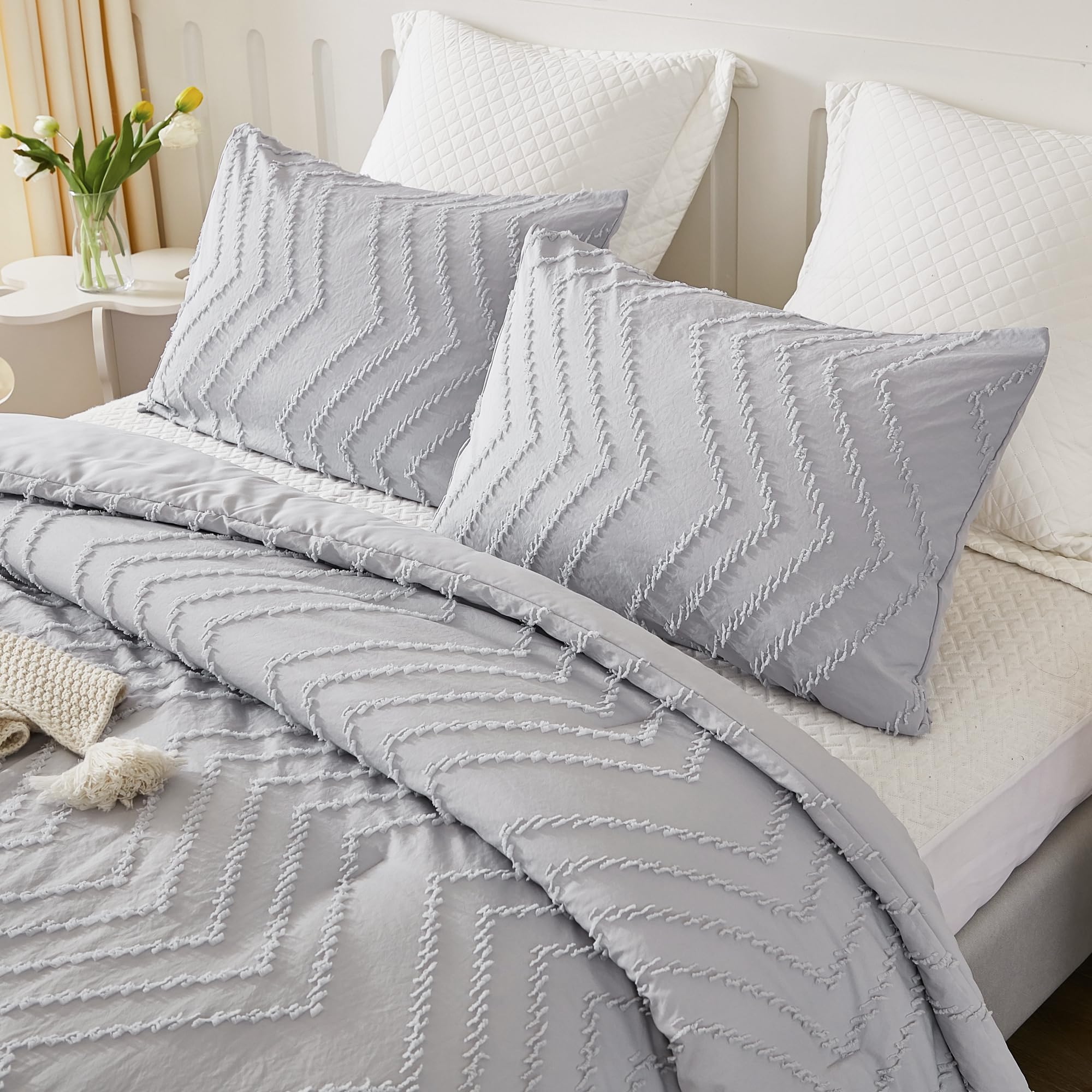 Litanika Light Gray Queen Size Comforter Sets, 3 Pieces Lightweight Grey Chevron Tufted Bedding Comforter Set, Fluffy Down Alter