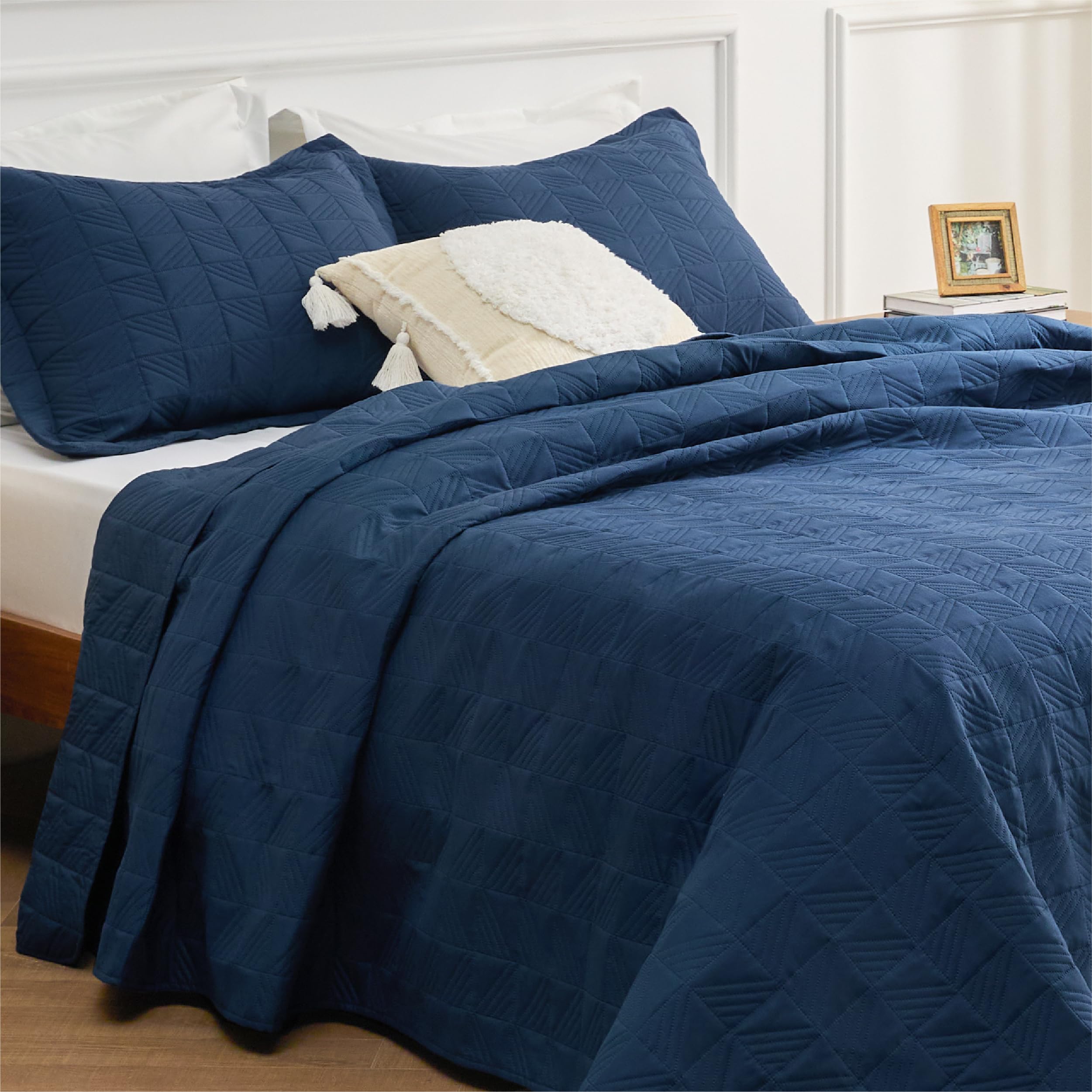 Bedsure King Size Quilt Set - Soft Ultrasonic Quilt King Size - Geometric Bedspread King Size - Lightweight Bedding Coverlet For All Seasons (Includes 1 Navy Quilt, 2 Pillow Shams)