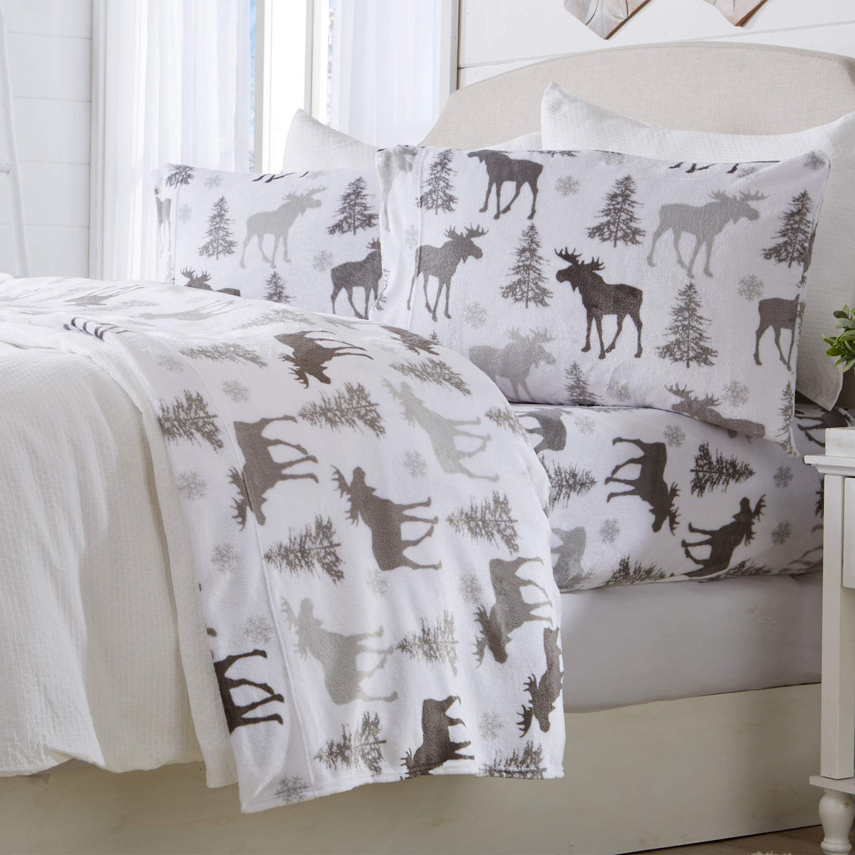 Great Bay Home Extra Soft Velvet Plush Micro Fleece Lodge Sheet Set | Deluxe Microplush Non Pilling Holiday Sheets, Deep Pocket
