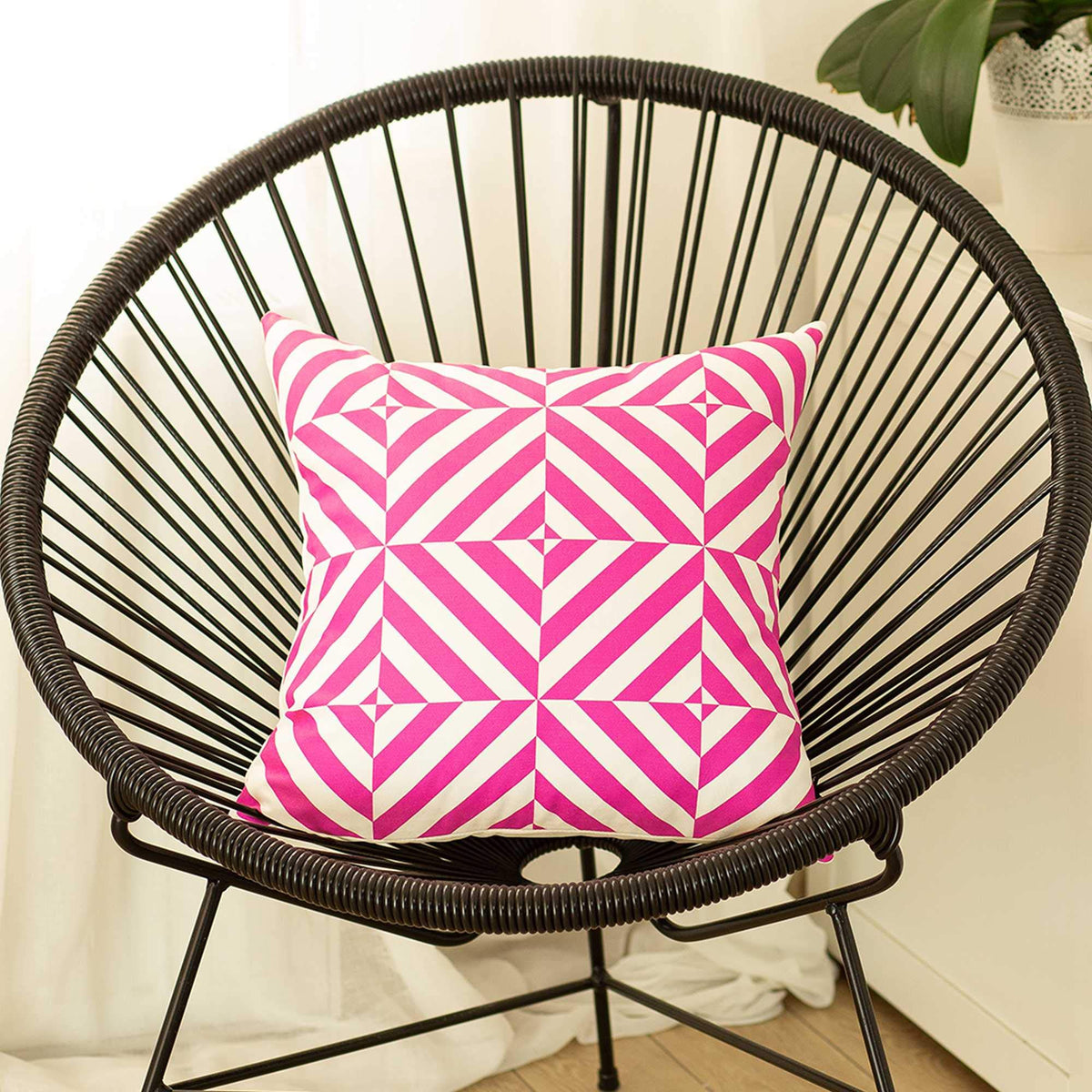 Pillows HomeRoots Multi Polyester 18'x18' Pink Geometric Diagram Decorative Throw Cover