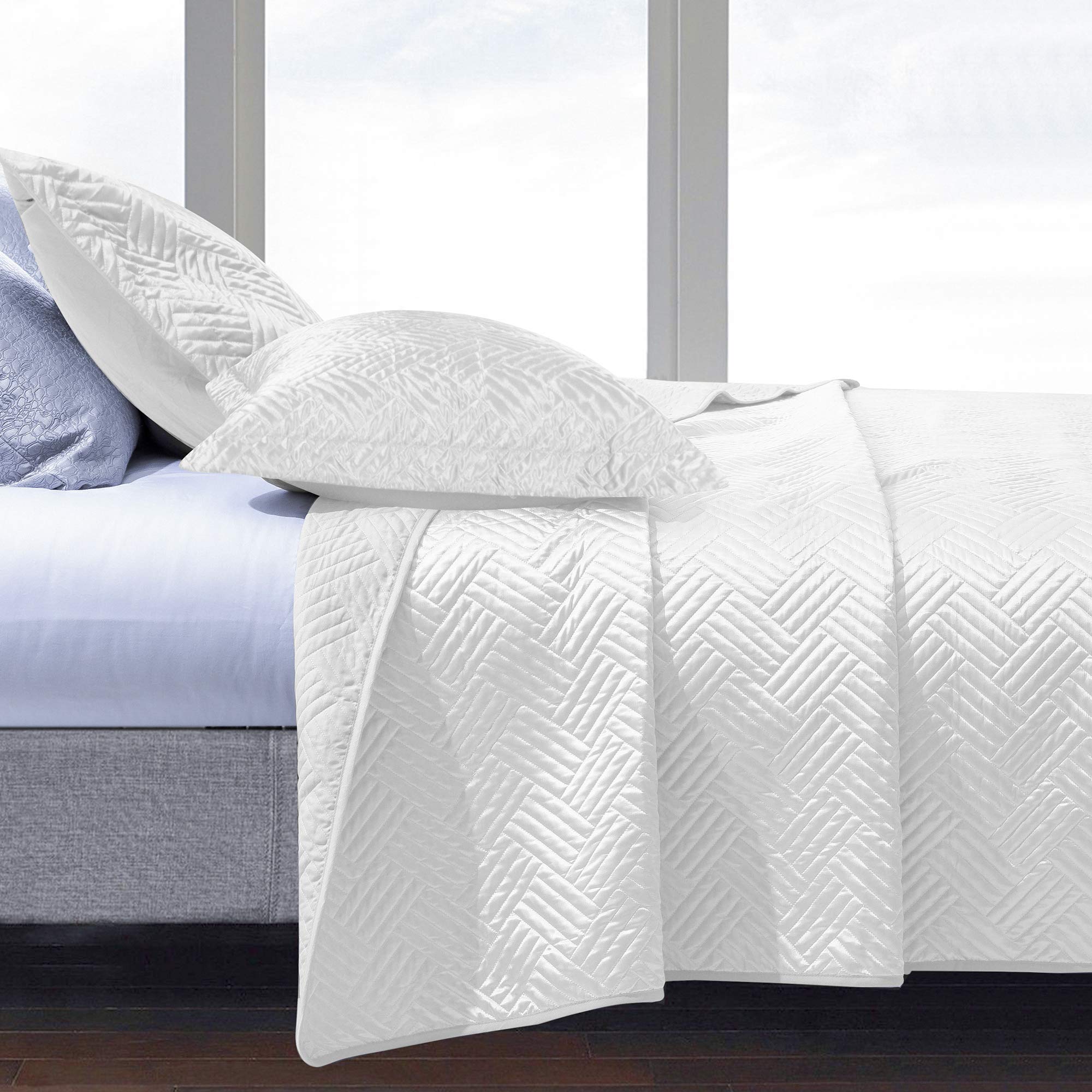 Ntbay Queen Silk Satin Quilt Set, Geometric Pattern Bedspread Luxury Quilted Coverlet Set For All Seasons(1 Quilt, 2 Pillow Sham