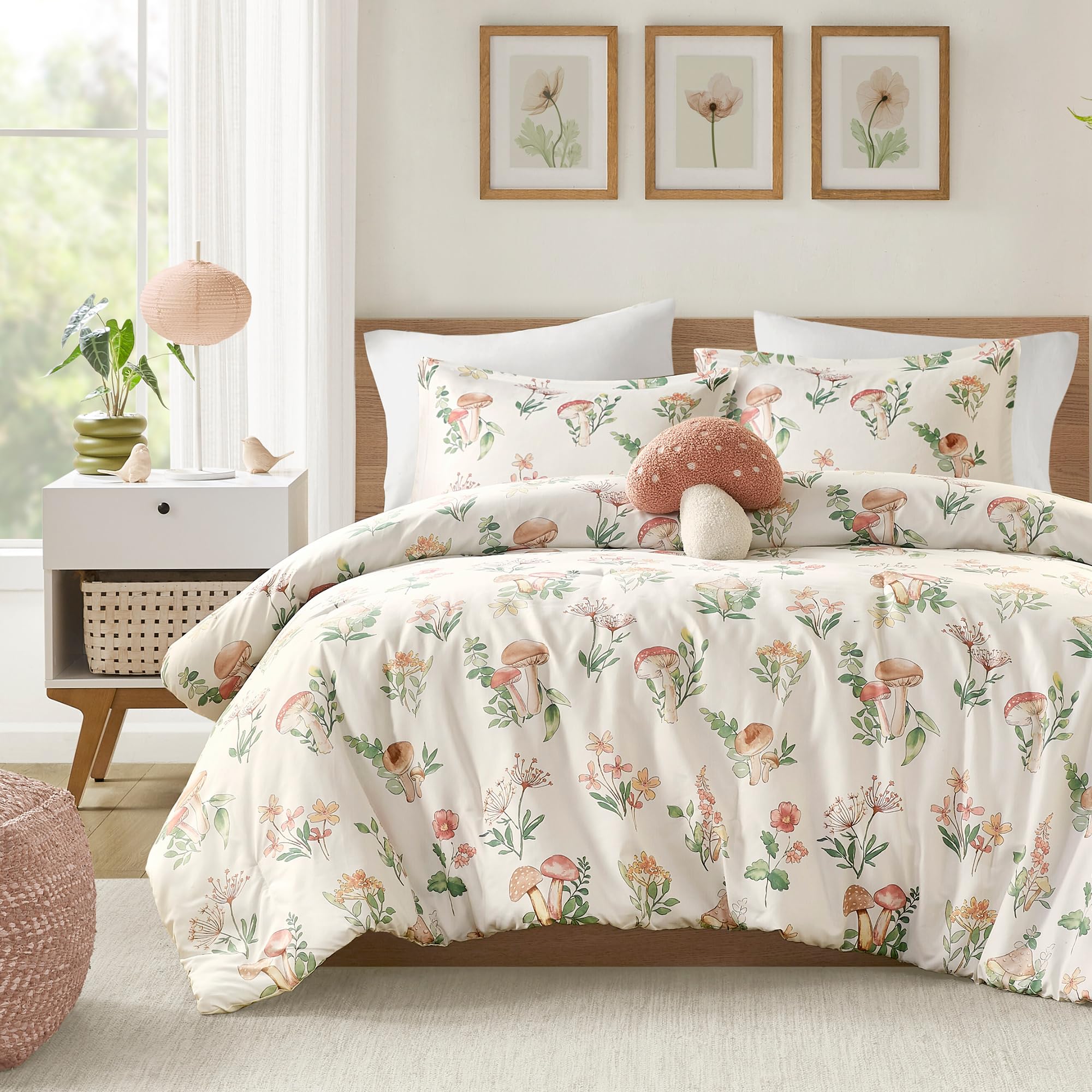 Intelligent Design Queen Comforter Set, Whimsical Floral & Mushroom Cottage Design, Microfiber Lightweight All Seasons Down Alte