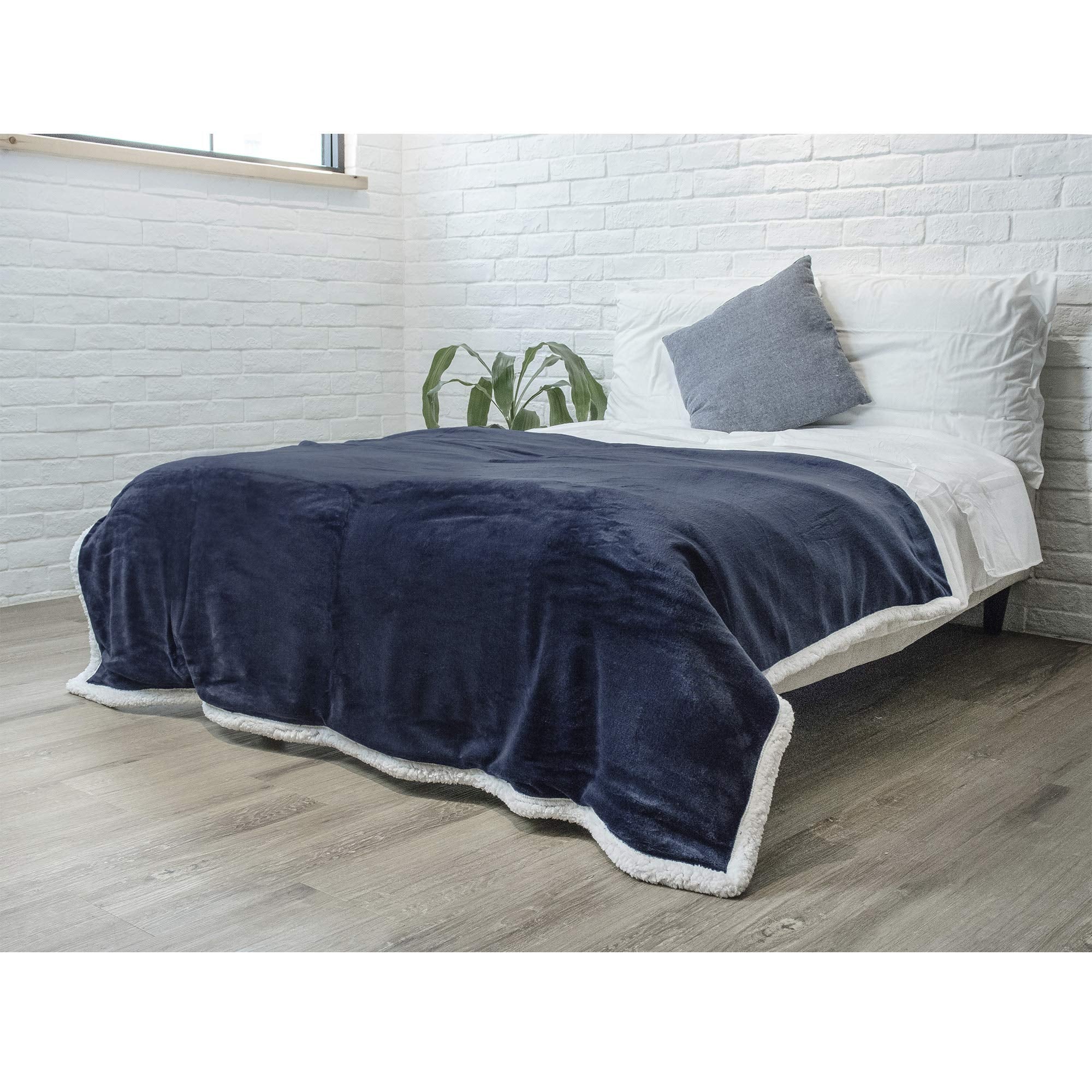 Pavilia Plush Sherpa Fleece Bed Blanket Queen Size, Navy | Soft, Warm, Fuzzy Dark Blue Throw For Bed | Solid Reversible Cozy Mic