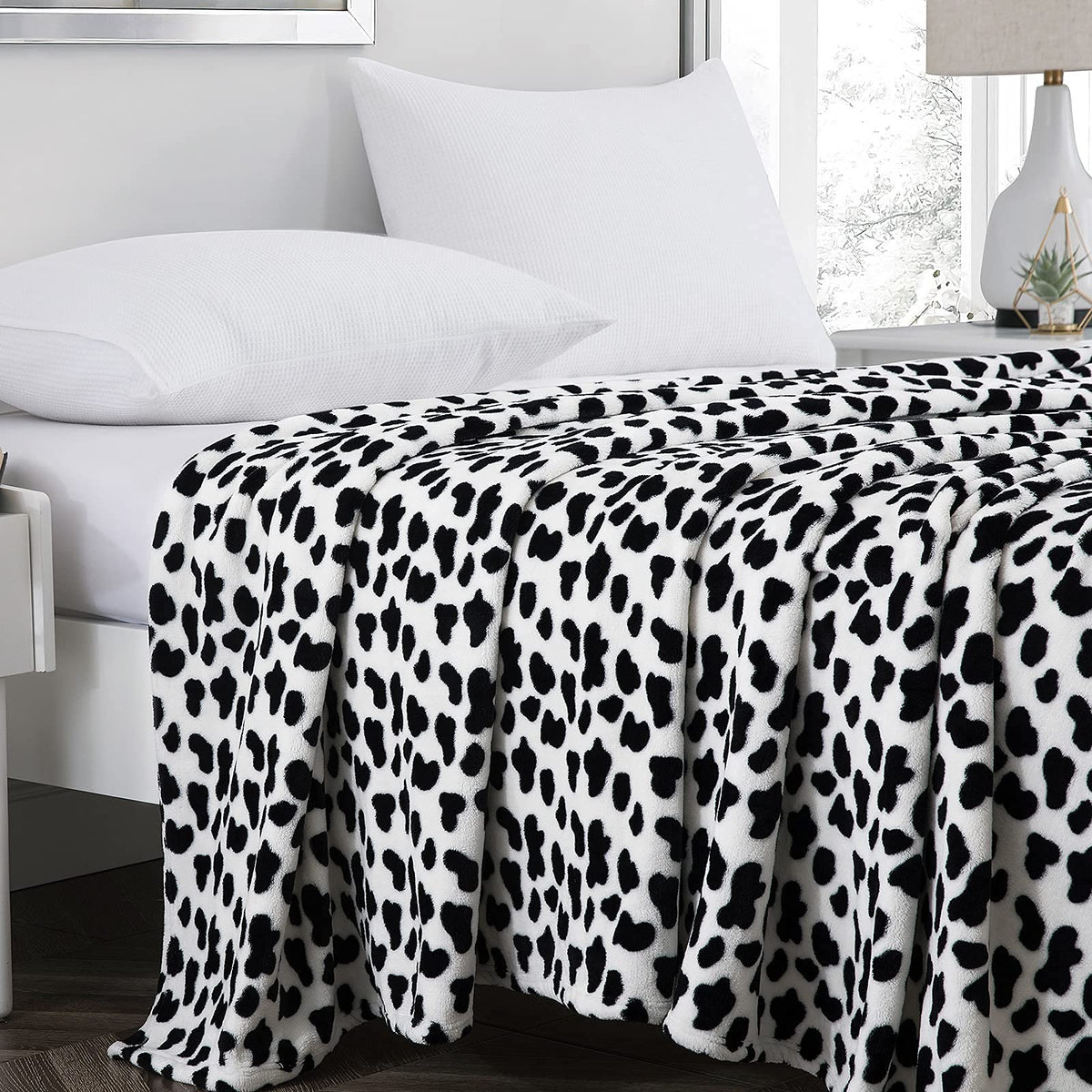 Vessia 300Gsm Oversized Flannel Fleece Throw Blanket(50X70 Inch) - Black And White Cow Print Blanket - Soft And Cozy Cow Blanket