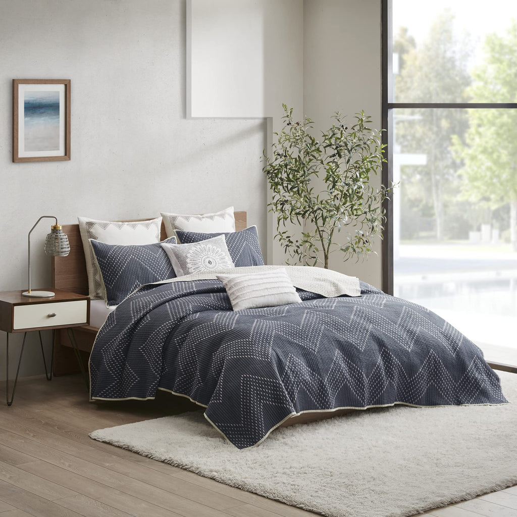 Ink+Ivy Reversible Cotton Quilt Set - Trendy Chevron Design Summer Cover Breathable Coverlet, Lightweight All Season Bedding Layer For Winter, Matching Shams, King/Cal King(104'X92'), Navy 3 Piece