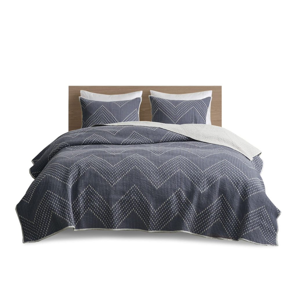 Ink+Ivy Reversible Cotton Quilt Set - Trendy Chevron Design Summer Cover Breathable Coverlet, Lightweight All Season Bedding Layer For Winter, Matching Shams, King/Cal King(104'X92'), Navy 3 Piece