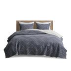 Ink+Ivy Reversible Cotton Quilt Set - Trendy Chevron Design Summer Cover Breathable Coverlet, Lightweight All Season Bedding Layer For Winter, Matching Shams, King/Cal King(104'X92'), Navy 3 Piece