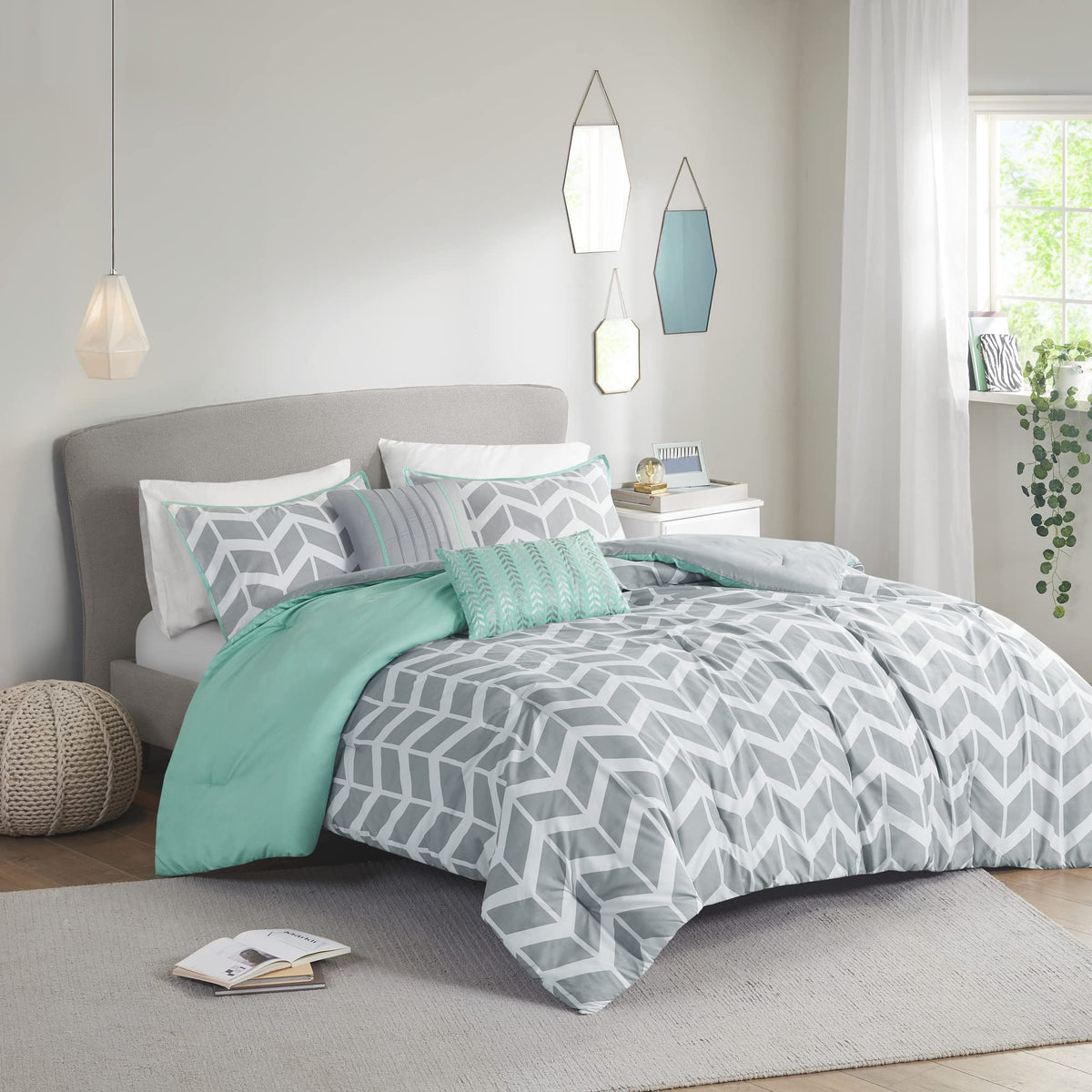 Intelligent Design Cozy Comforter Set Geometric Chevron Print Modern All Season Vibrant Color Bedding Layer, Matching Sham, Deco