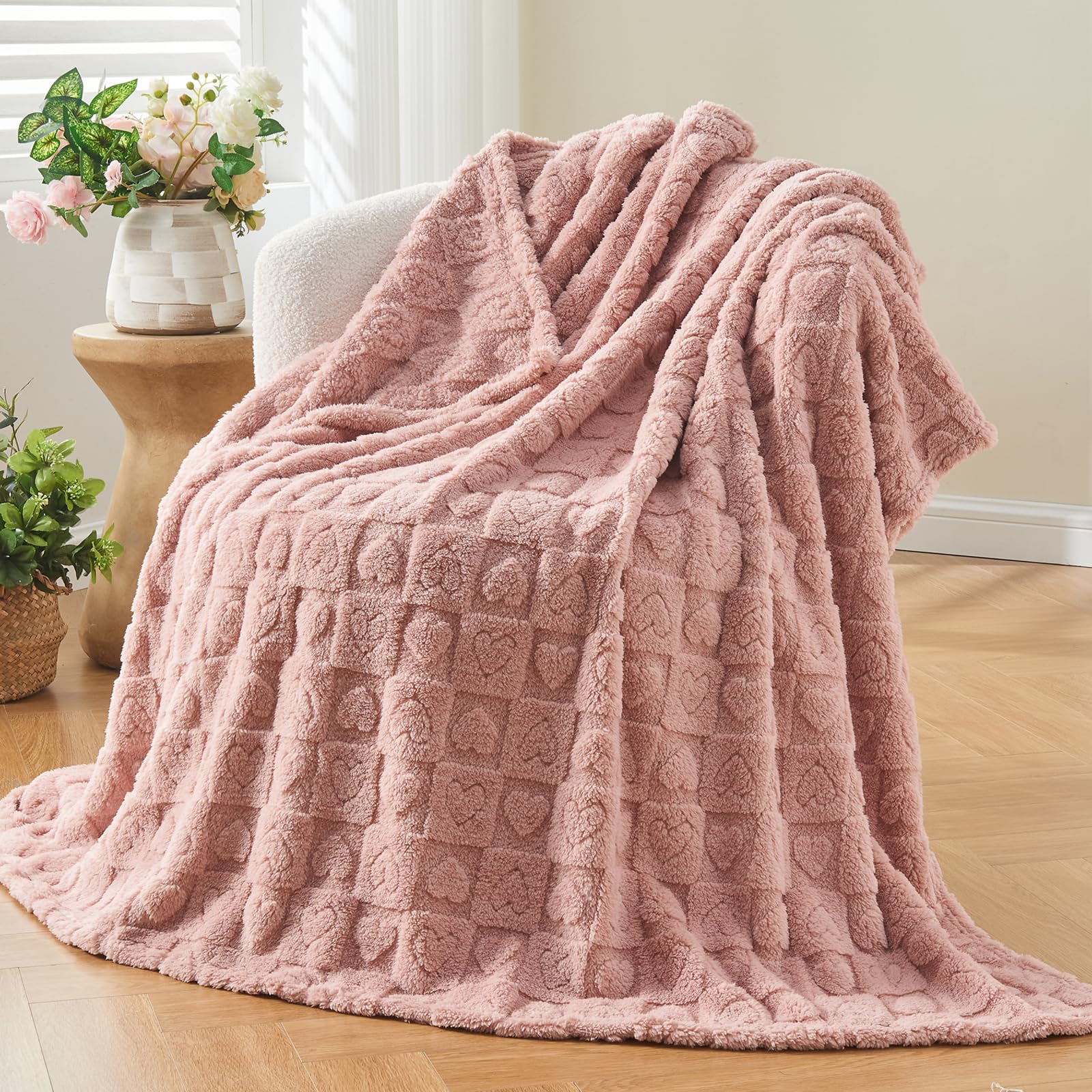 Newcosplay Super Soft Throw Blanket Pink Premium Silky Flannel Fleece 3D Heart Checkered Lightweight Bed Blanket All Season Use