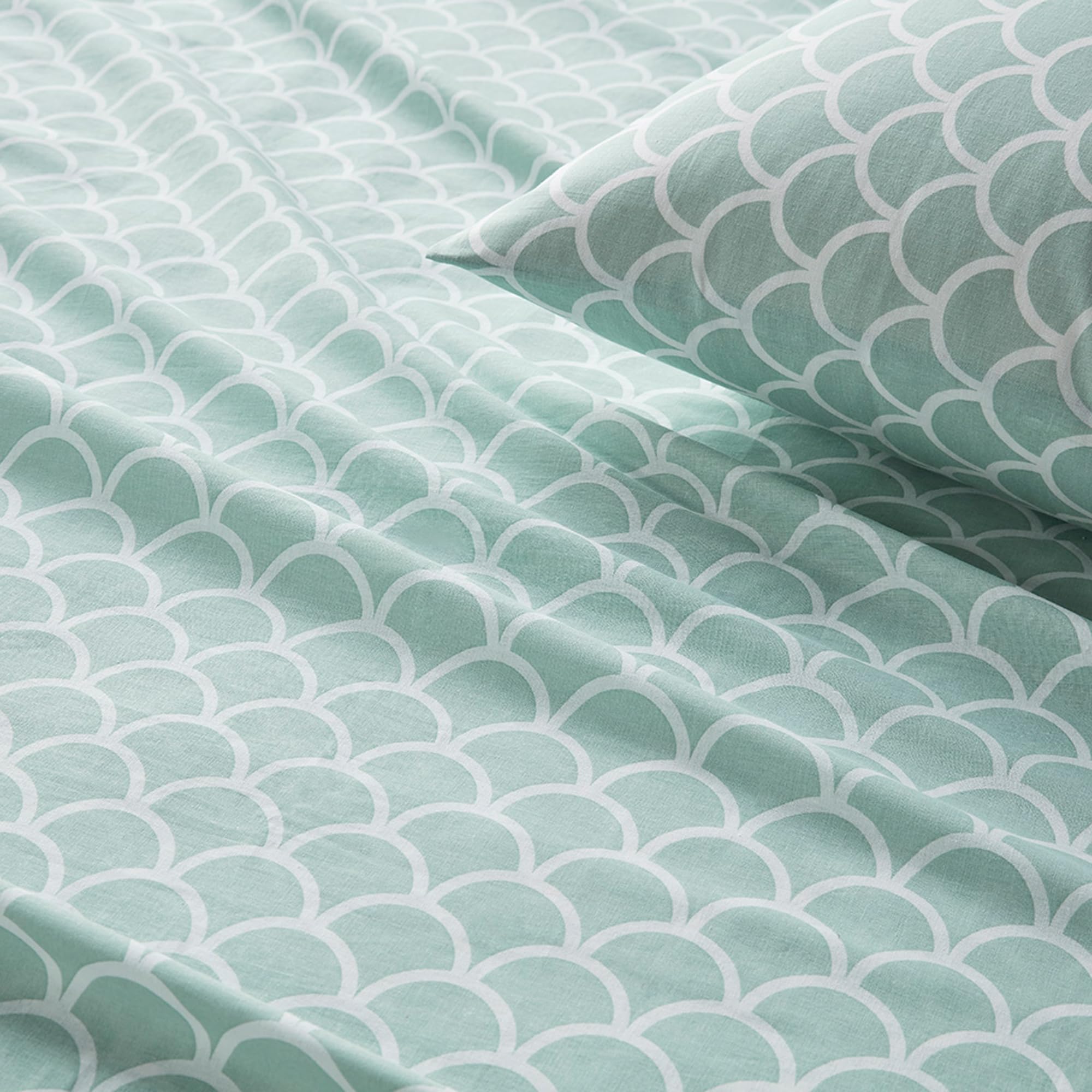 Comfort Spaces 100% Cotton Sheet Set Breathable, Lightweight, Soft With 14' Elastic Pocket Fits Up To 16' Mattress, All Season Cozy Bedding, Matching Pillow Case, Queen Scales 4 Piece