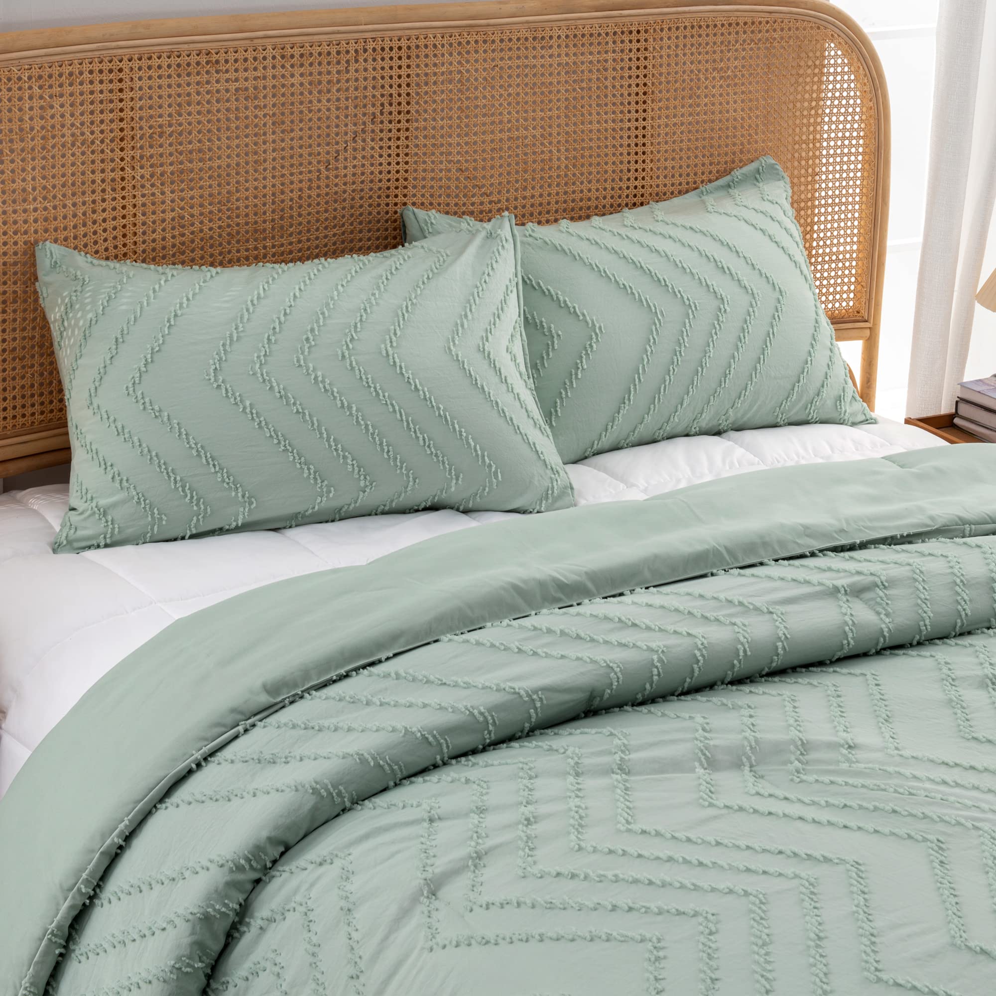 Litanika Sage Green Queen Size Comforter Sets, 3 Pieces Lightweight Chevron Tufted Bedding Comforter Set, Fluffy Down Alternativ
