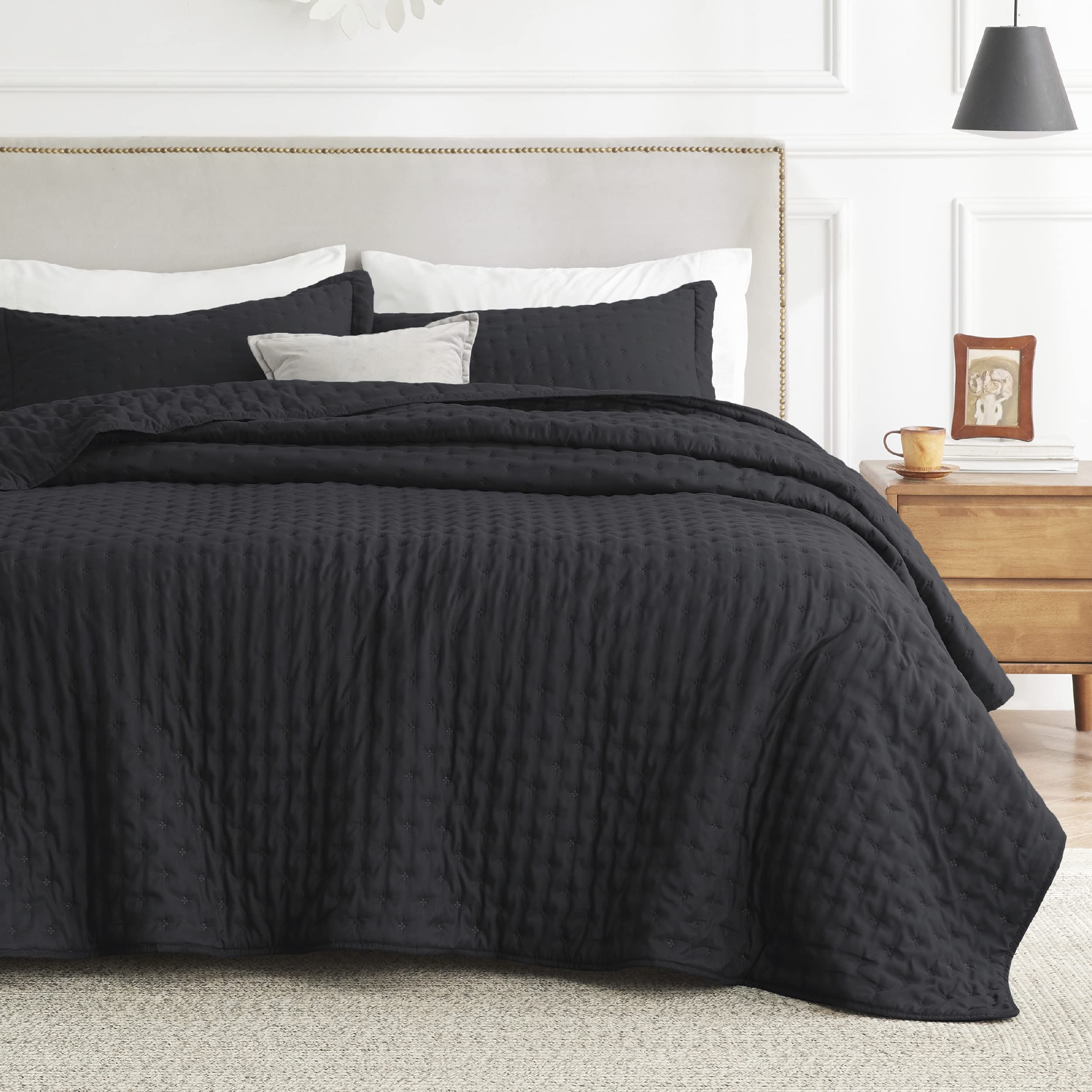 Bedsure King Size Quilt Set, Soft Ultrasonic King Quilt Bedding Set, Clover King Bedspread, Lightweight Bedding Coverlet For All Seasons (Includes 1 Black Quilt, 2 Pillow Shams)