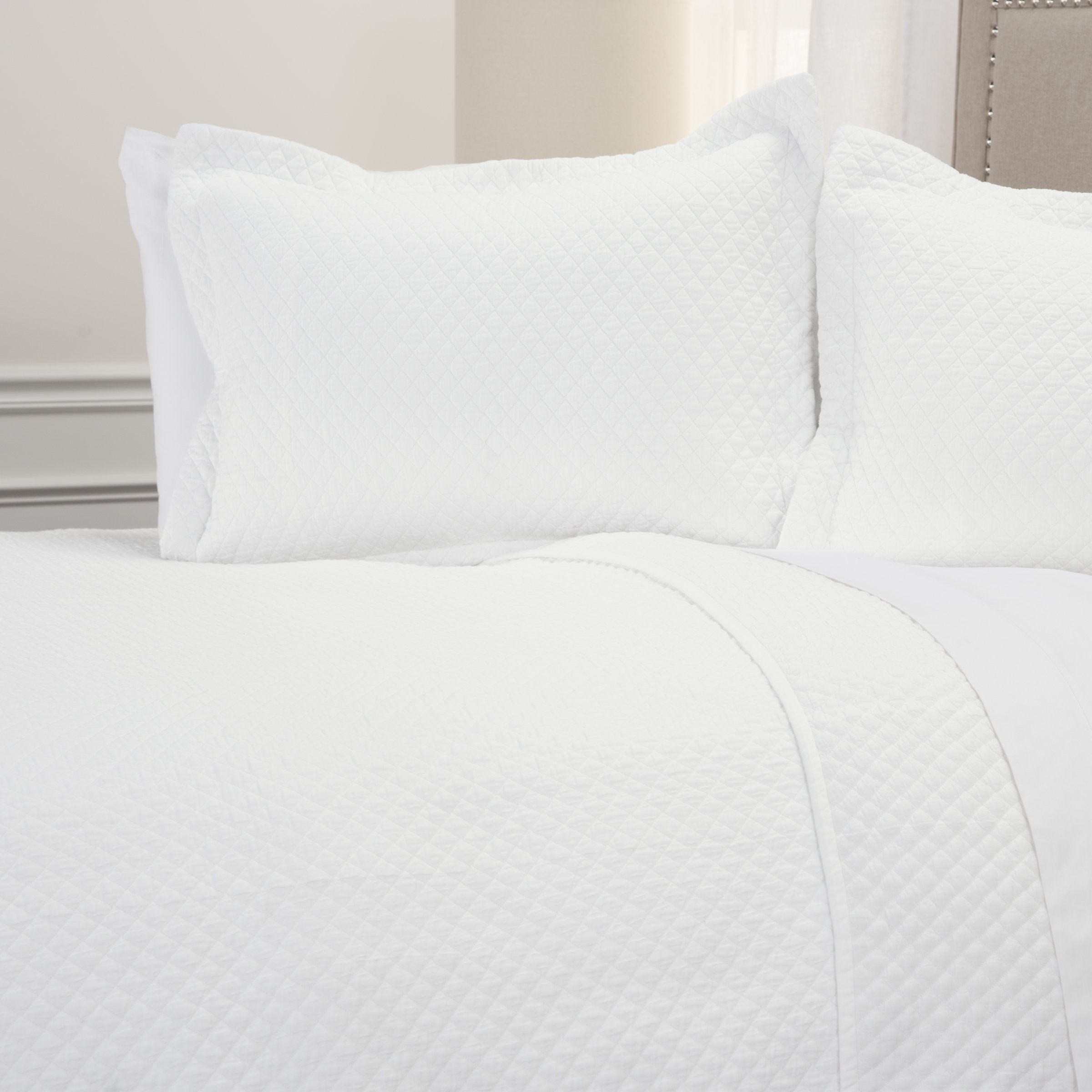 Rizzy Home | BQ4521 | Cotton Standard Sham | 20&quot;x26&quot; White/Neutral/ Solid