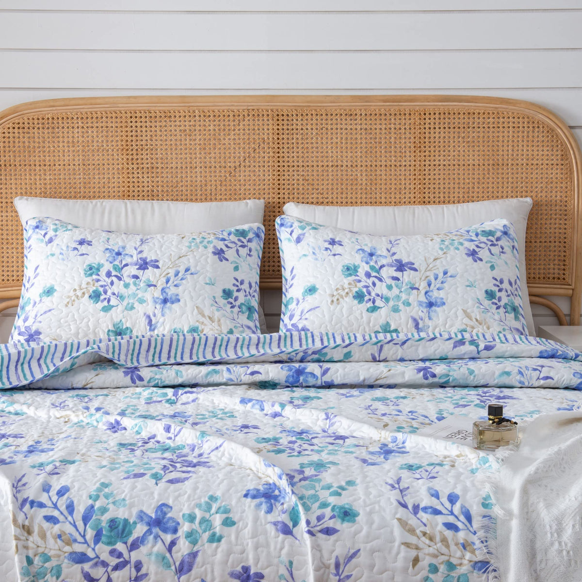 Great Bay Home April Morning Collection 3 Piece Quilt Set With Shams. Reversible Floral Bedspread Coverlet. Machine Washable. (K