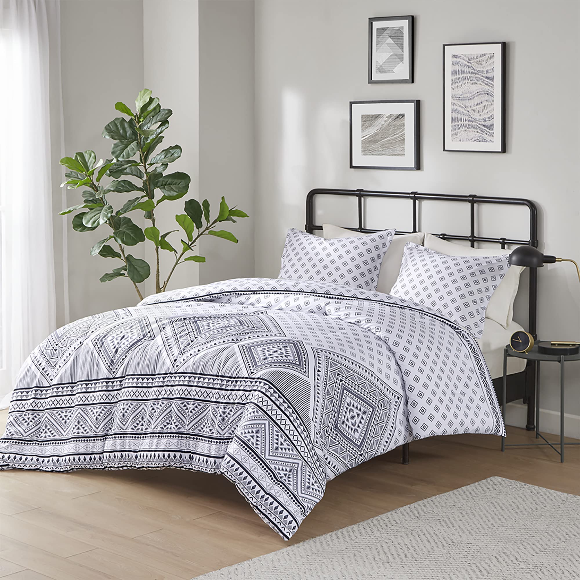 Intelligent Design Camila Reversible Comforter Set Trendy Geometric Diamond Print, Modern, Down Alternative All Season Bedding w