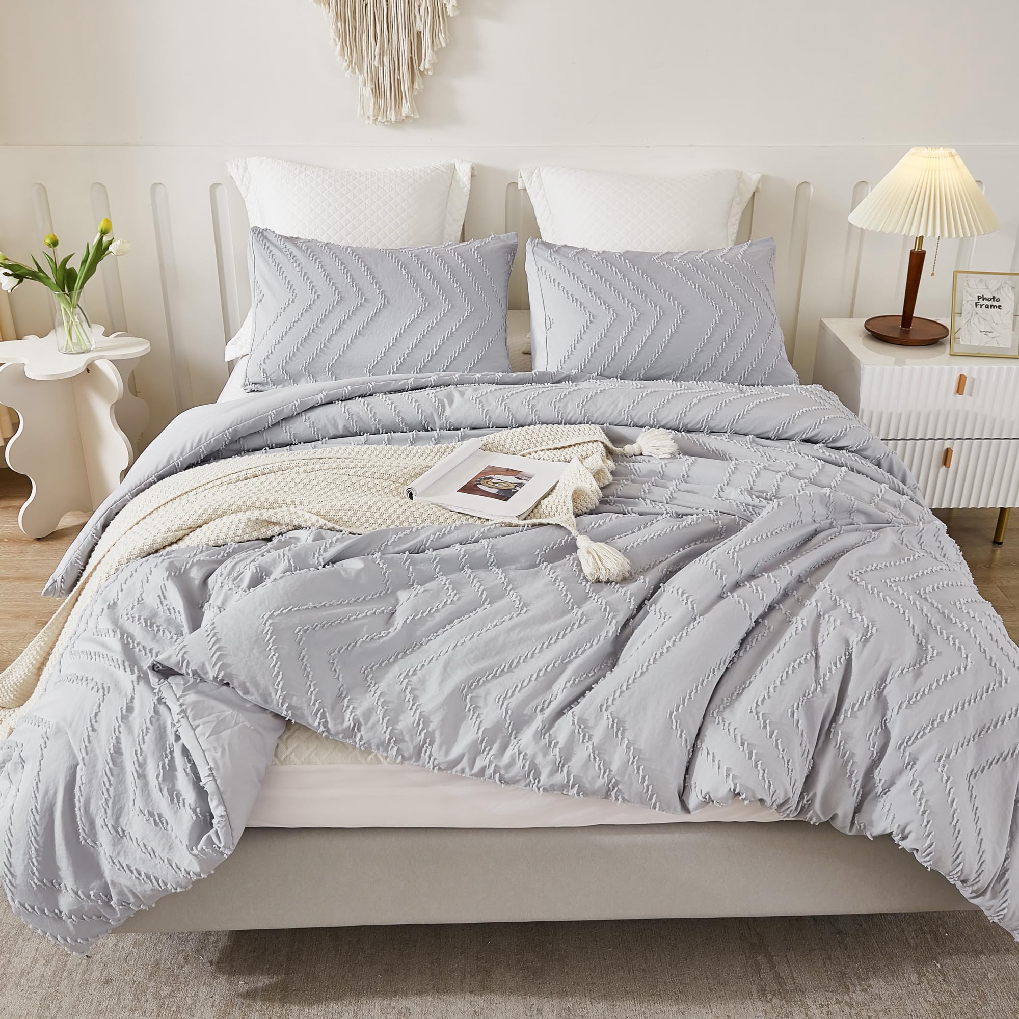 Litanika Light Gray Queen Size Comforter Sets, 3 Pieces Lightweight Grey Chevron Tufted Bedding Comforter Set, Fluffy Down Alter