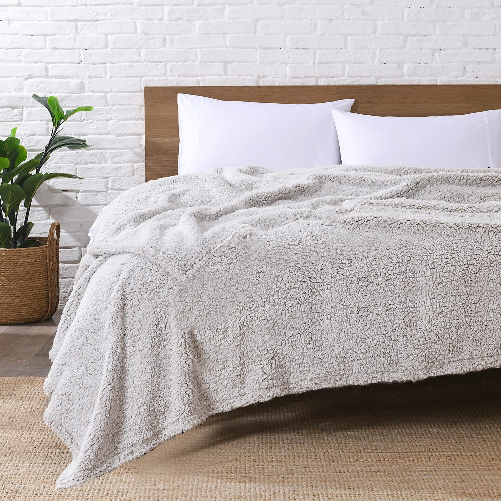 Ultra Soft Fleece Sherpa Blanket Queen Size, Lightweight Cozy Pattern Reversible Bed Blanket For All Season,2 Tones Ombre Light