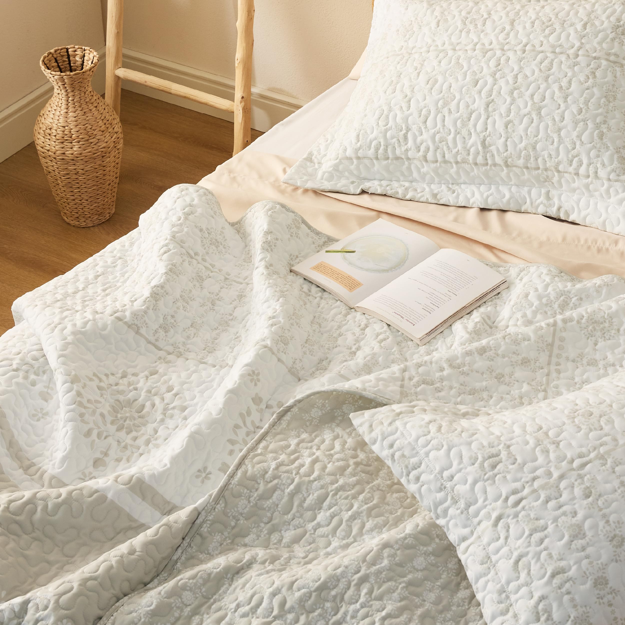 Bedsure Boho Quilt Set Queen - Reversible Bohemian Striped Pattern Quilt Bedding Set, 3 Pieces Lightweight Microfiber Bedspread, Linen Color Coverlet Set With 2 Pillow Shams For All Seasons (90'X96')