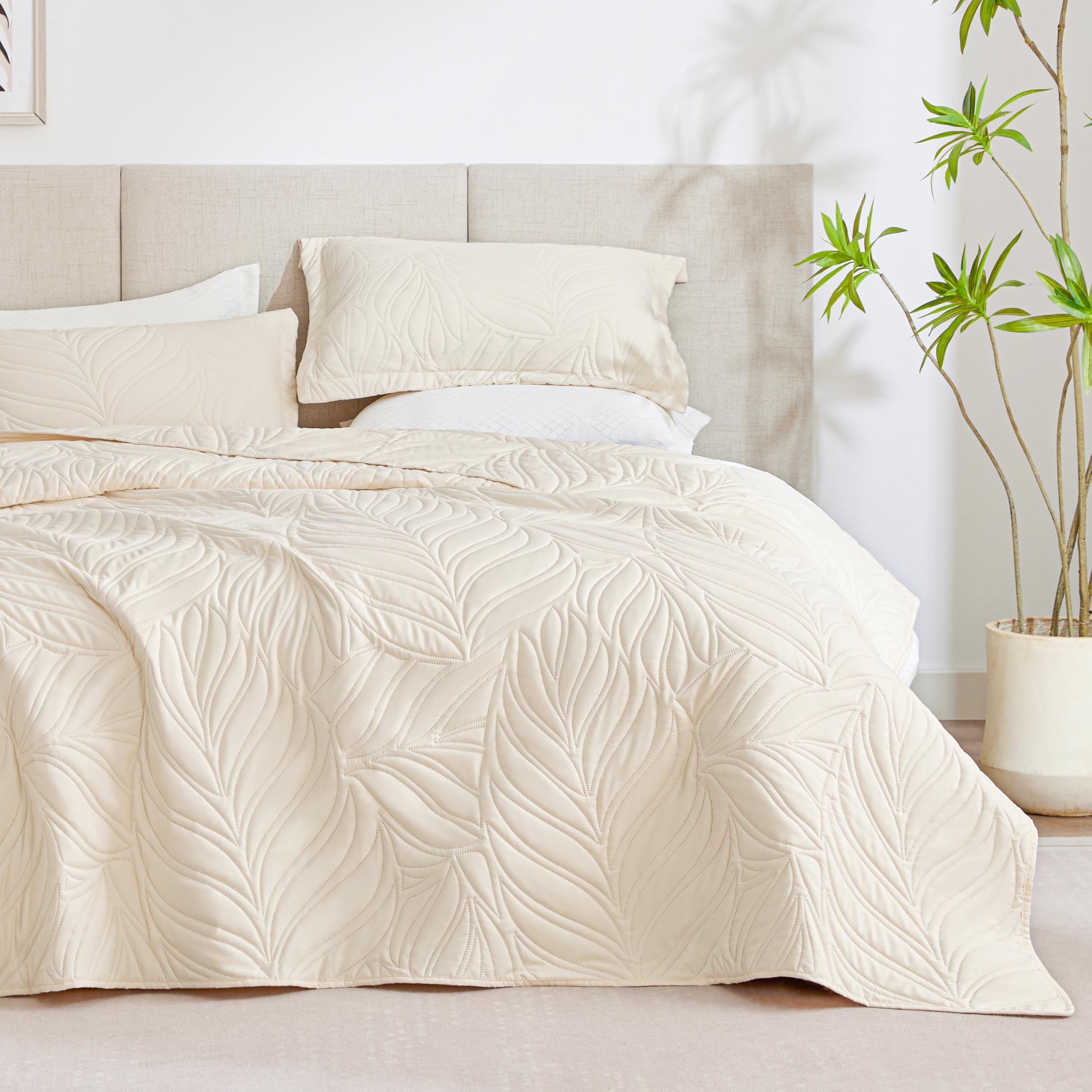 Exq Home Quilt Set Full Queen Size Beige 3 Piece,Lightweight Soft Coverlet Modern Style Leaf Pattern Bedspread Set(1 Quilt,2 Pil