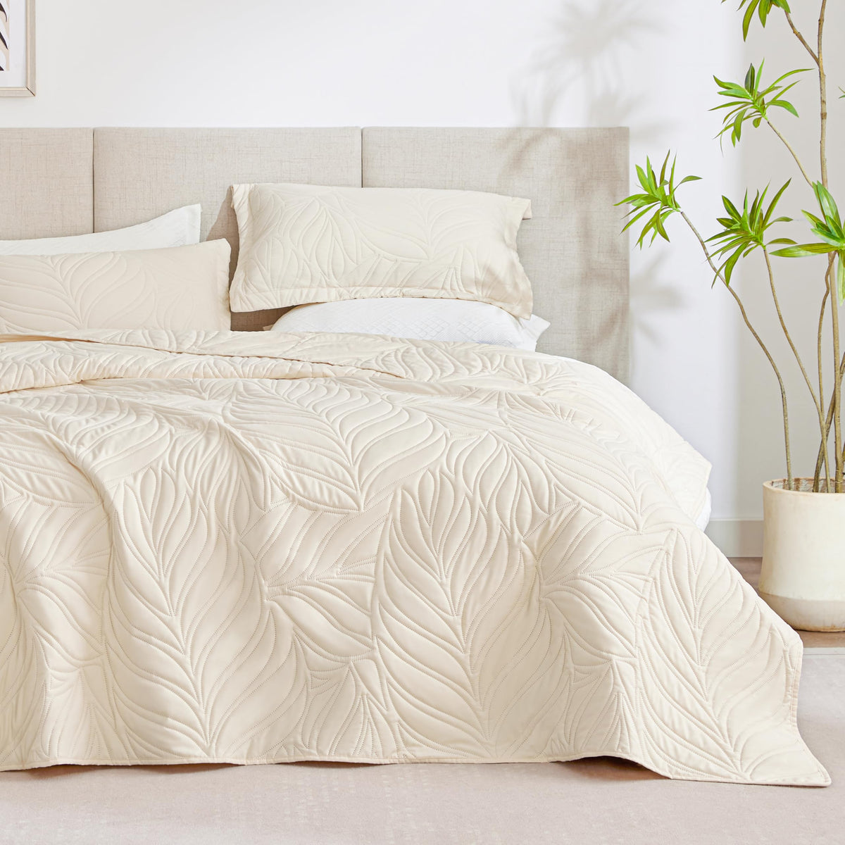 Exq Home Quilt Set Twin Size Beige 2 Piece,Lightweight Soft Coverlet Modern Style Leaf Pattern Bedspread Set(1 Quilt,1 Pillow Sh
