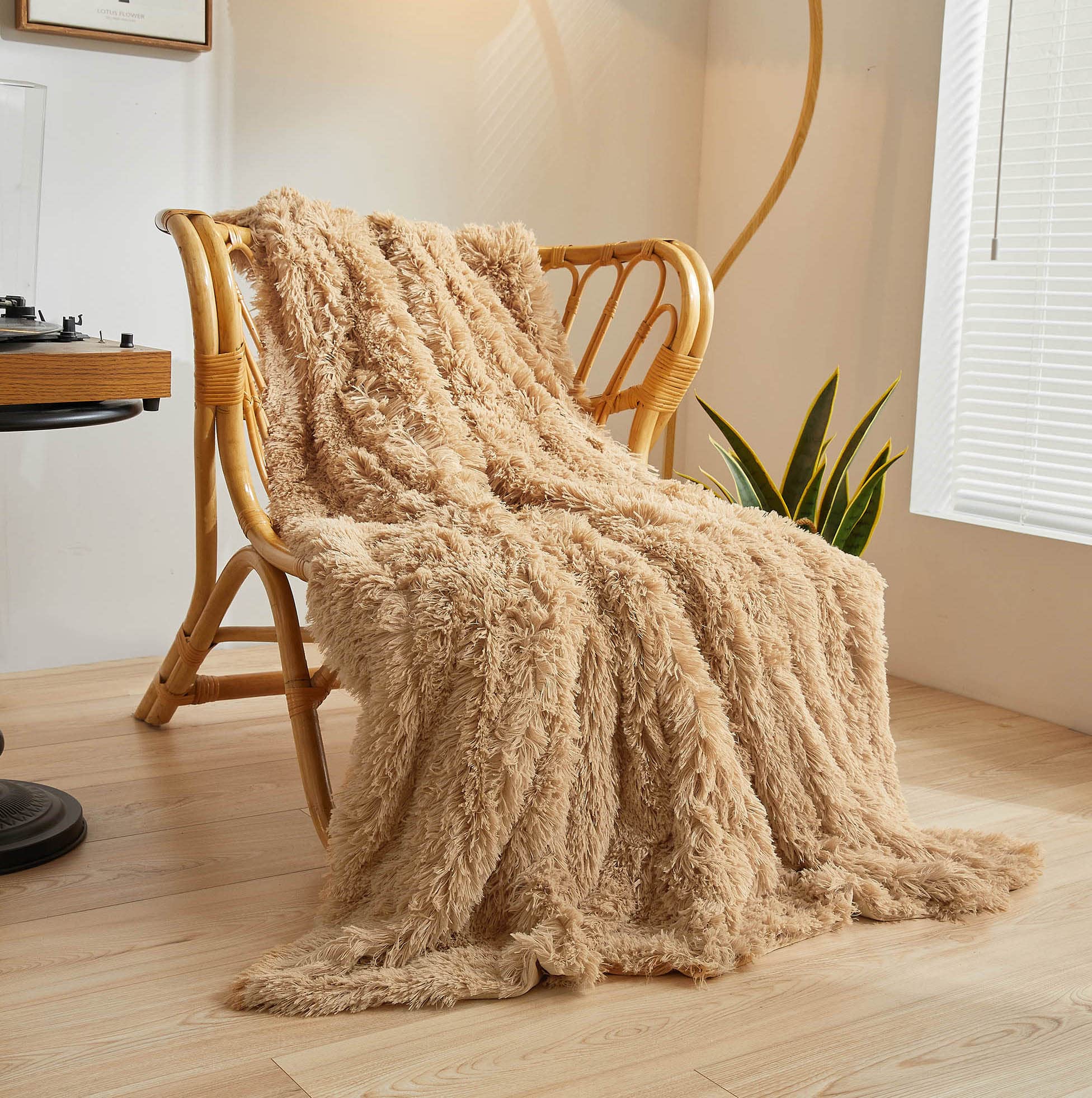 Xege Plush Faux Fur Throw Blanket, Camel Luxurious 50X60 Shaggy Furry Blanket Throw, Fluffy Microfiber Velvet Couch Blanket, Ult