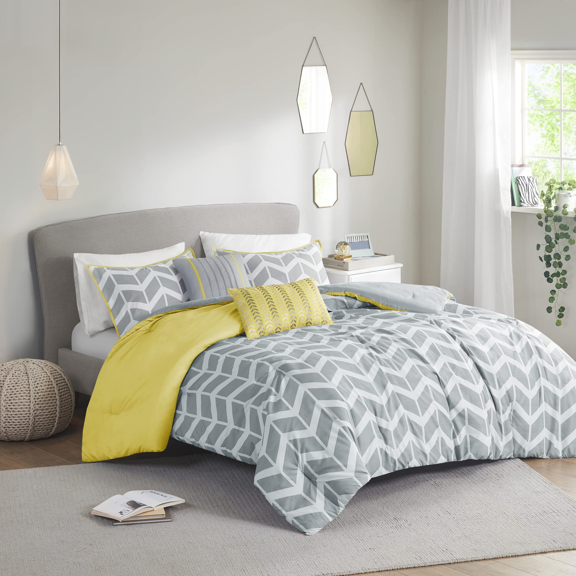 Intelligent Design Cozy Comforter Set Geometric Design Modern All Season Vibrant Color Bedding Set with Matching Sham, Decorativ