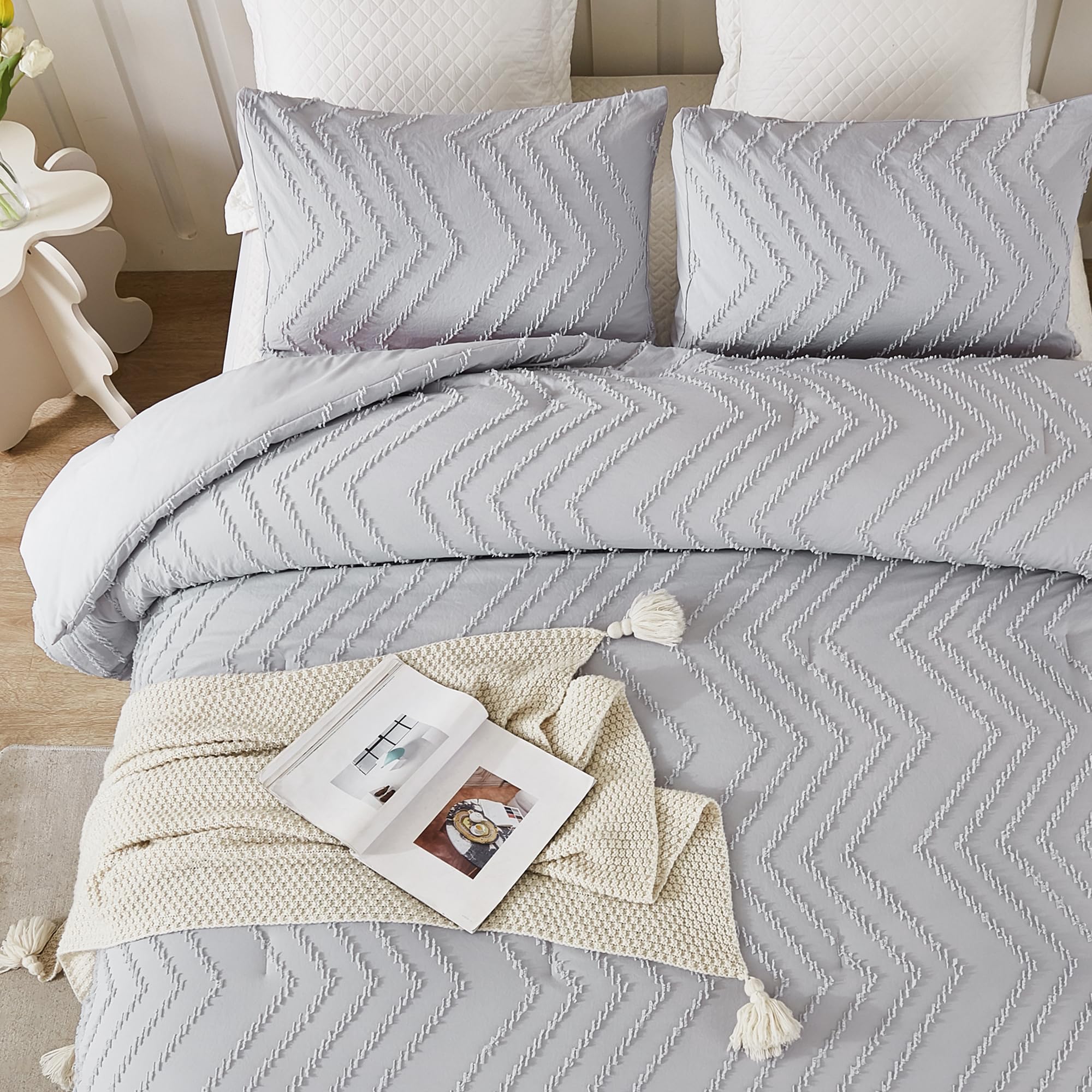 Litanika Light Gray Queen Size Comforter Sets, 3 Pieces Lightweight Grey Chevron Tufted Bedding Comforter Set, Fluffy Down Alter