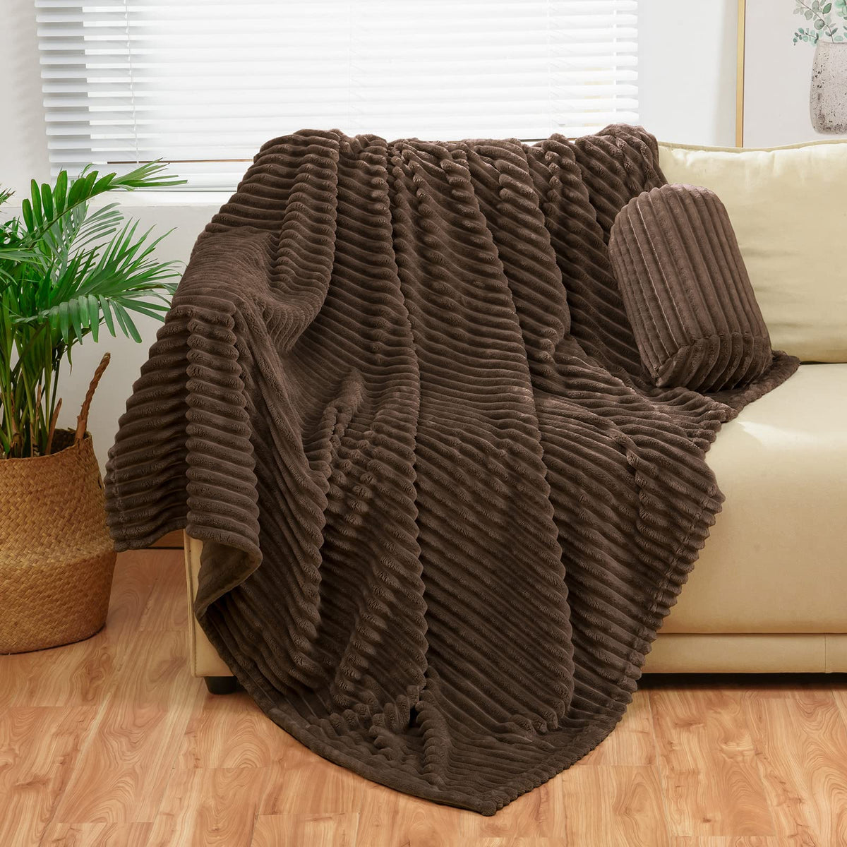 Bnuitland Brown Flannel Throw (50X70 Inches) With Storage Pouch,300Gsm Super Soft Fleece Stripe Pattern Sofa Blanket For Adults
